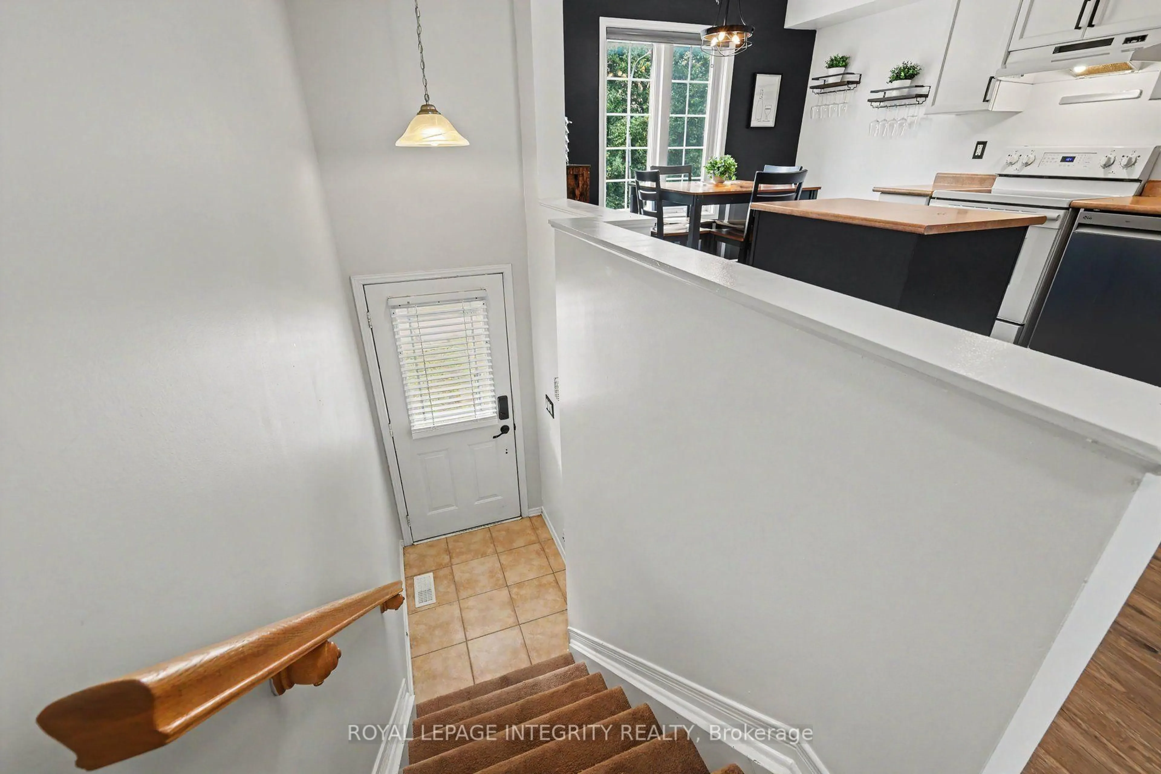 Indoor entryway for 474 Seyton Dr, Nepean Ontario K2H 1G2