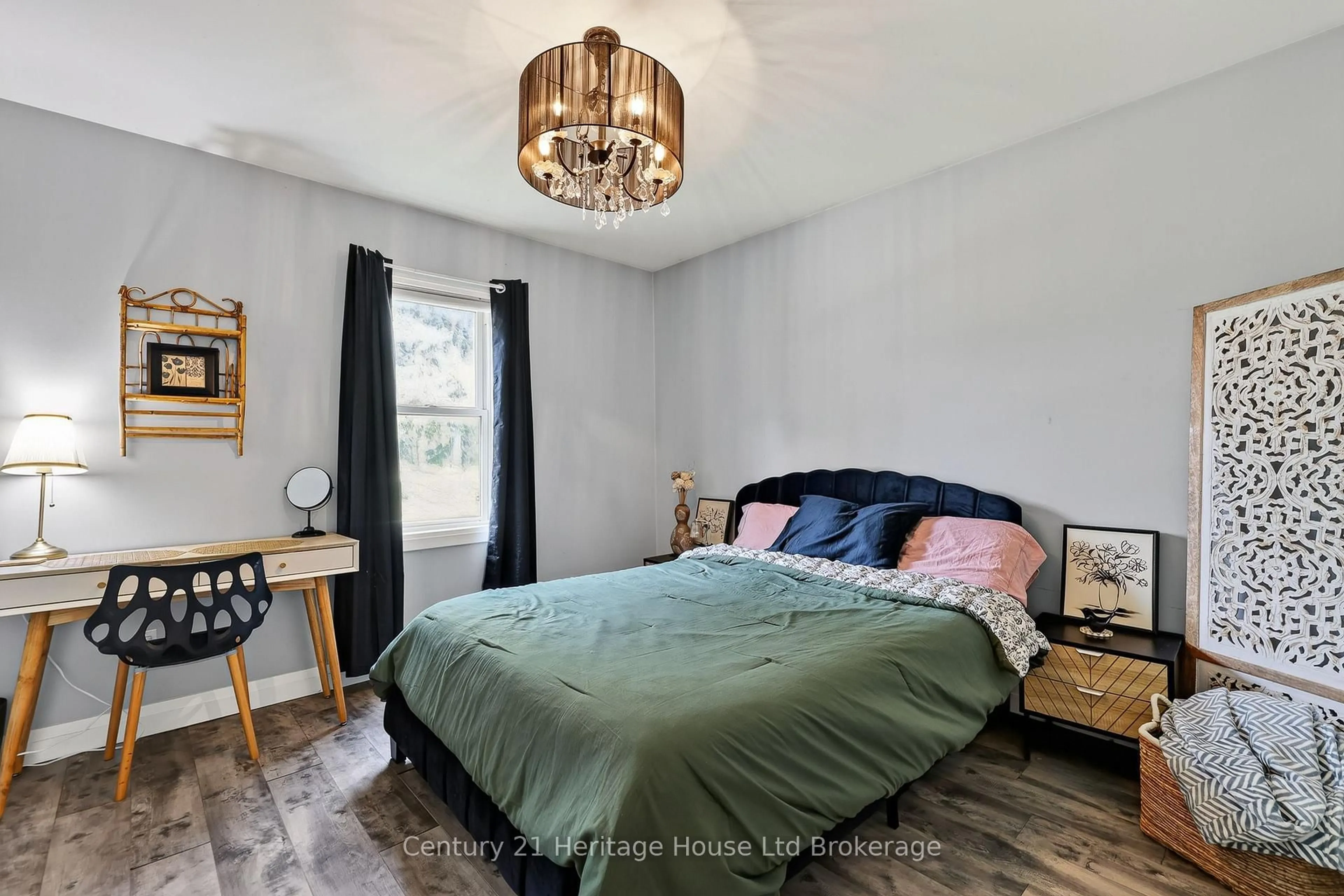 Bedroom with bed, wood/laminate floor for 272 Wellington St, Woodstock Ontario N4S 6S3