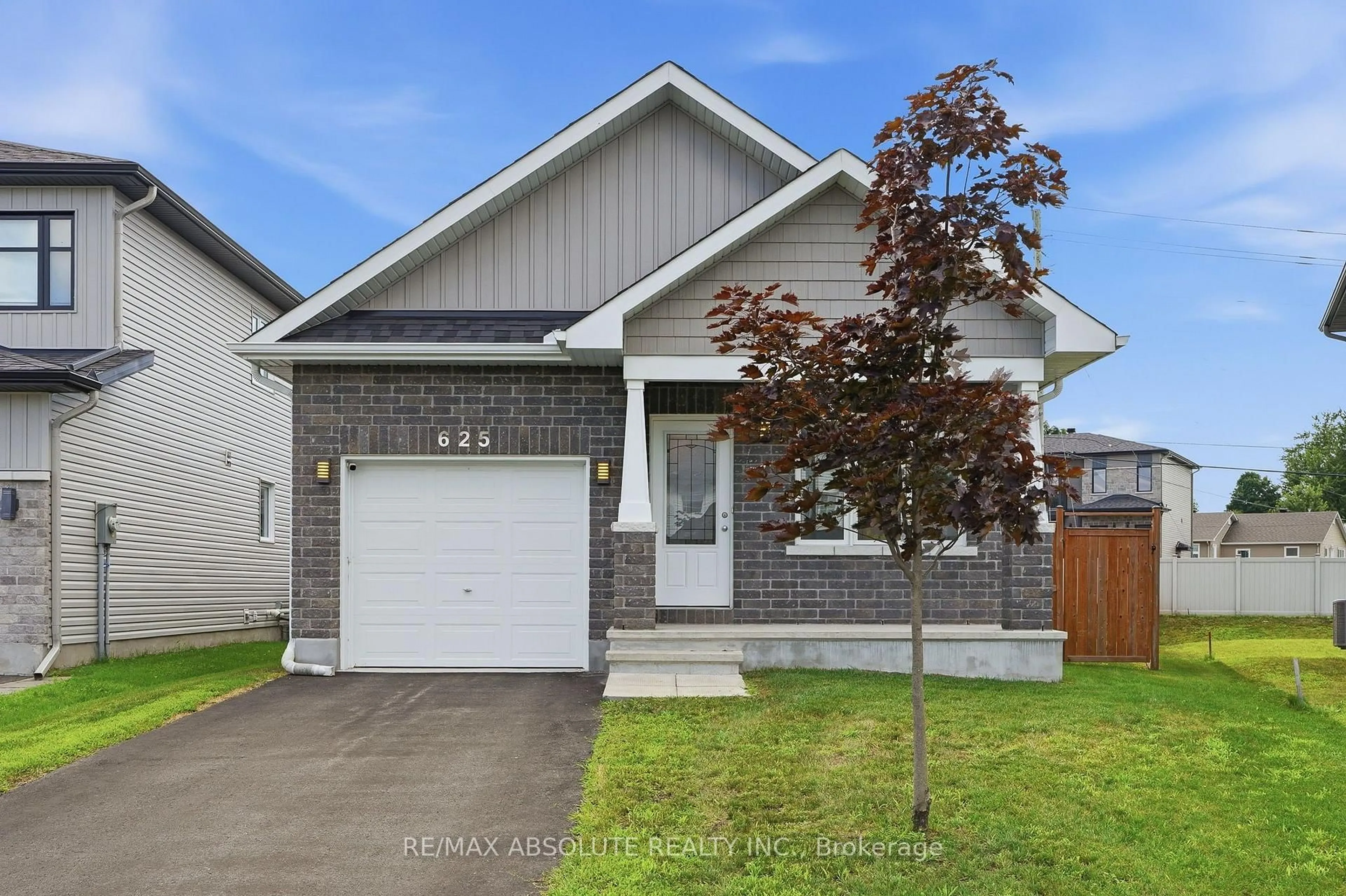 Home with vinyl exterior material, street for 625 Robert St, Clarence-Rockland Ontario K4K 0J8