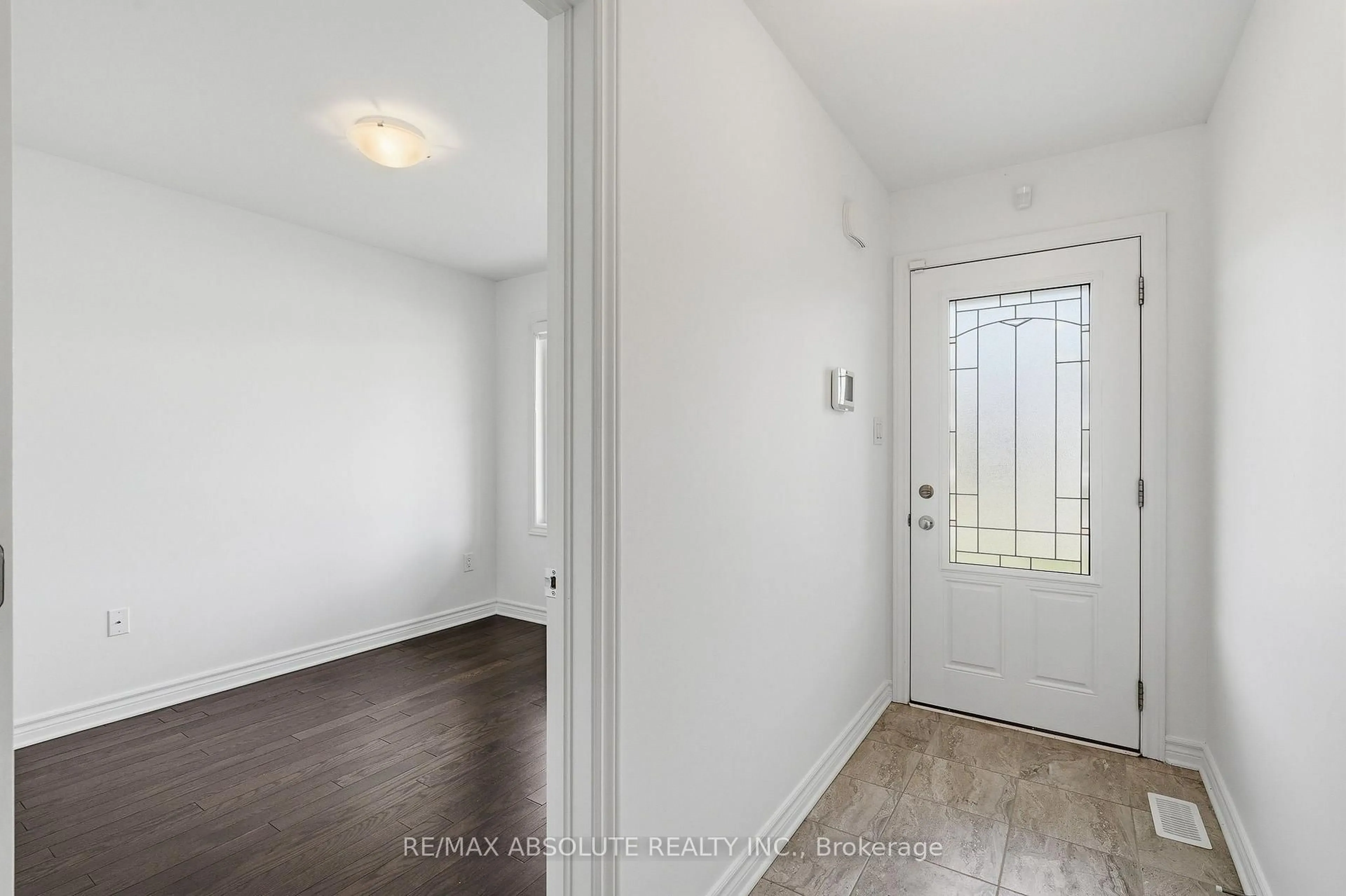 Indoor entryway for 625 Robert St, Clarence-Rockland Ontario K4K 0J8