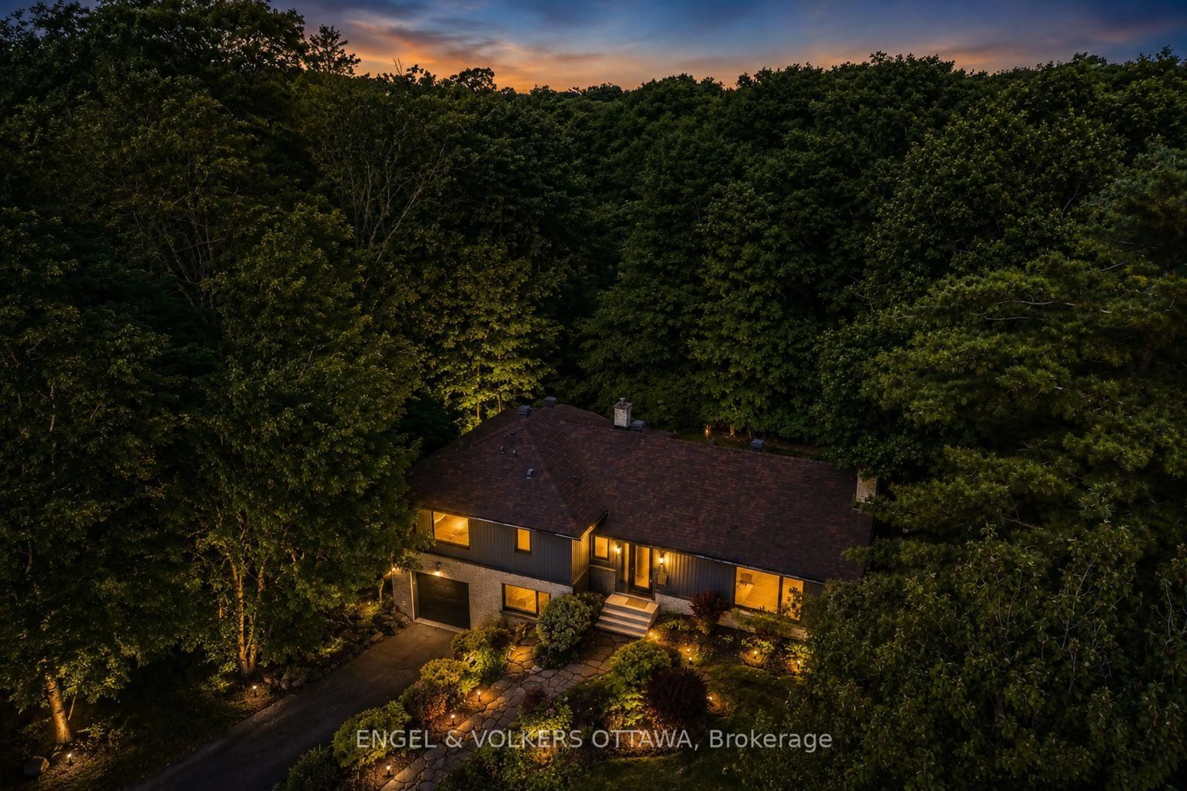A pic from outside/outdoor area/front of a property/back of a property/a pic from drone, forest/trees view for 1 Amberly Pl, Ottawa Ontario K1J 7J9
