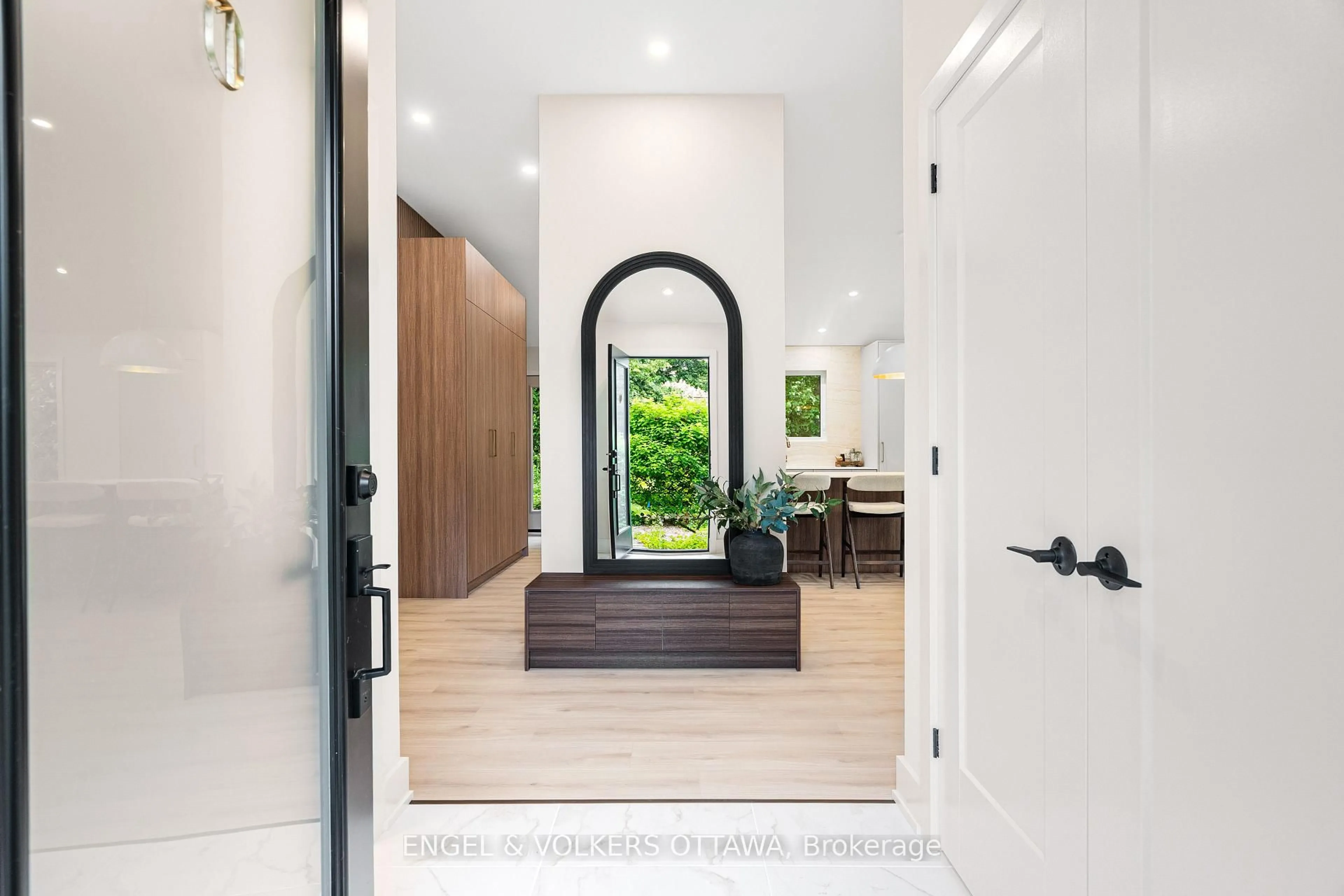 Indoor entryway for 1 Amberly Pl, Ottawa Ontario K1J 7J9