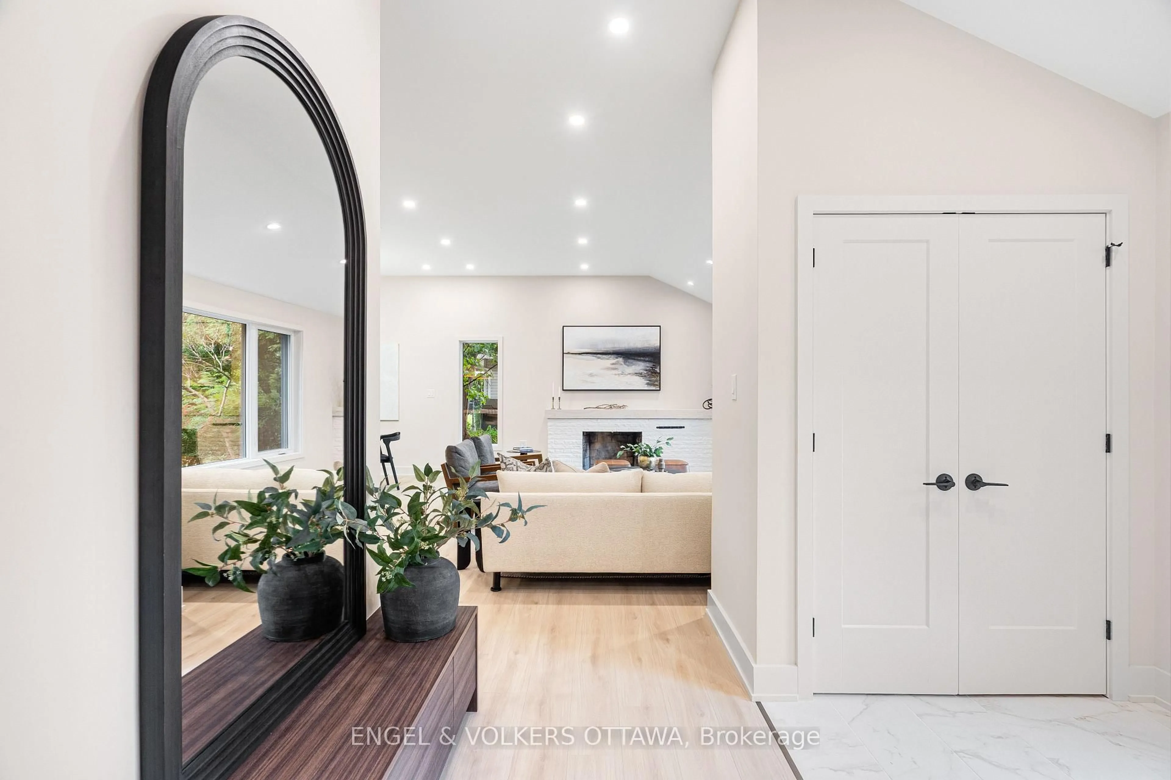 Indoor entryway for 1 Amberly Pl, Ottawa Ontario K1J 7J9