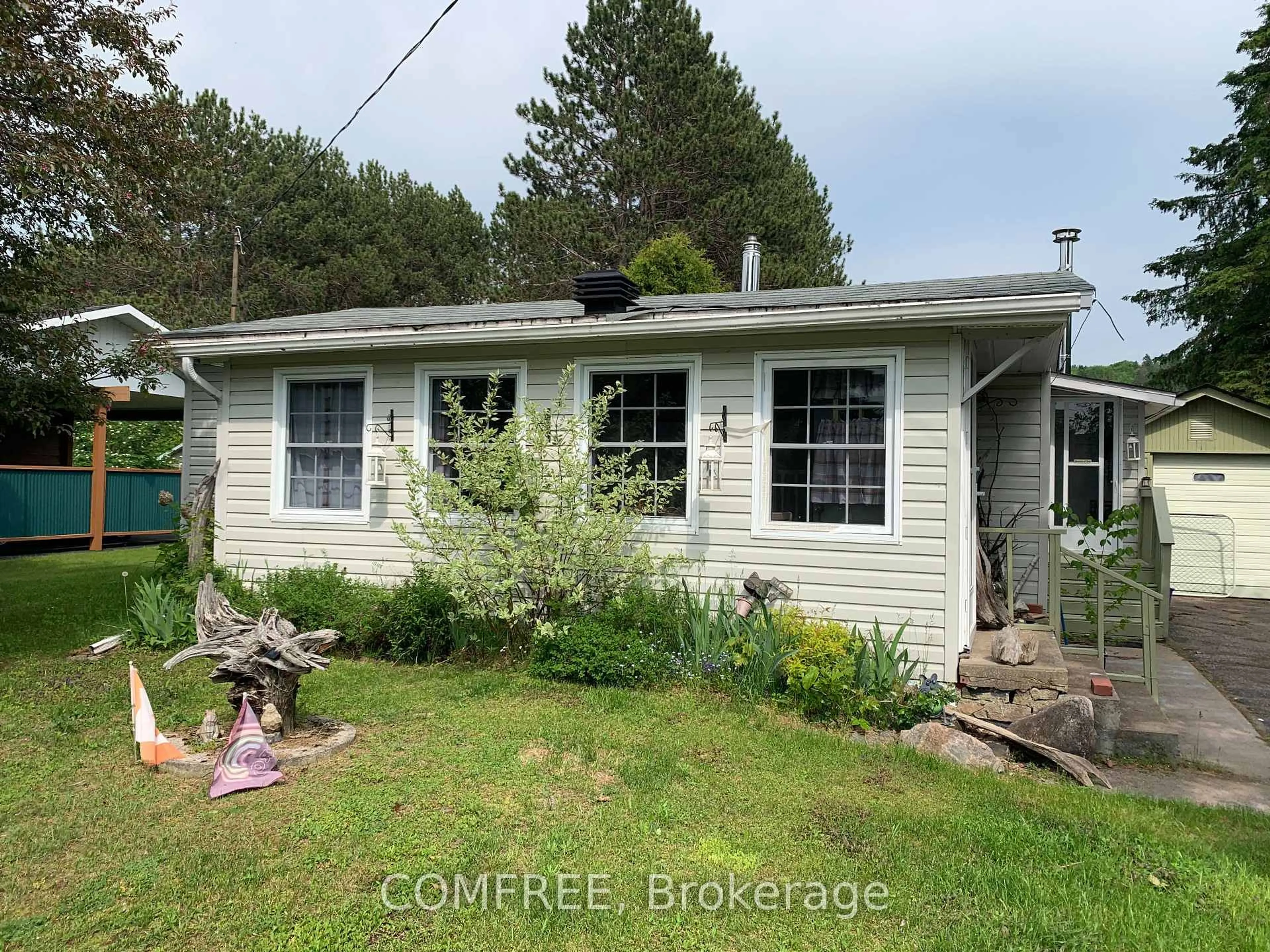 A pic from outside/outdoor area/front of a property/back of a property/a pic from drone, unknown for 39 Lake St, South Algonquin Ontario K0J 2M0