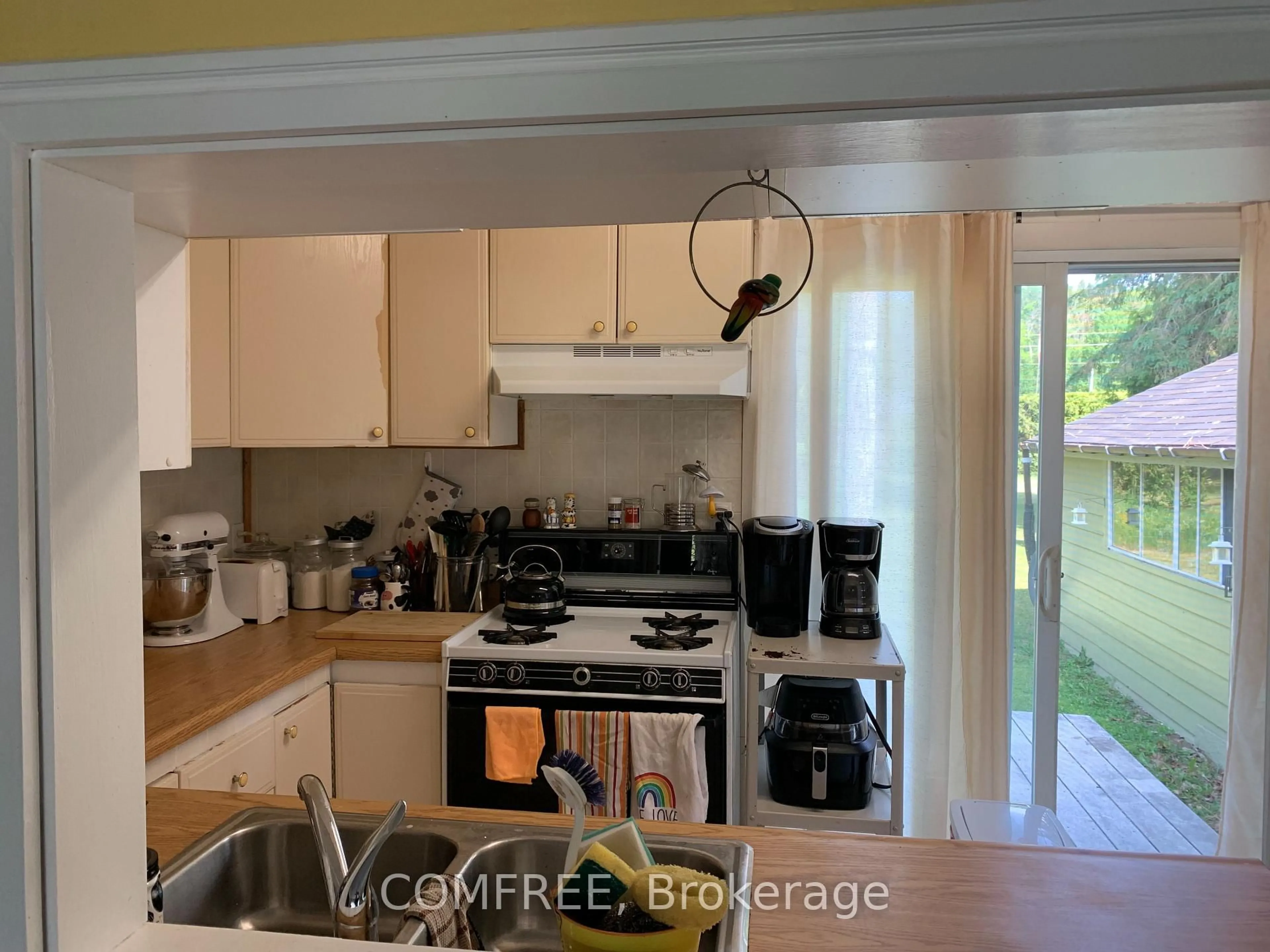 Standard kitchen, unknown for 39 Lake St, South Algonquin Ontario K0J 2M0
