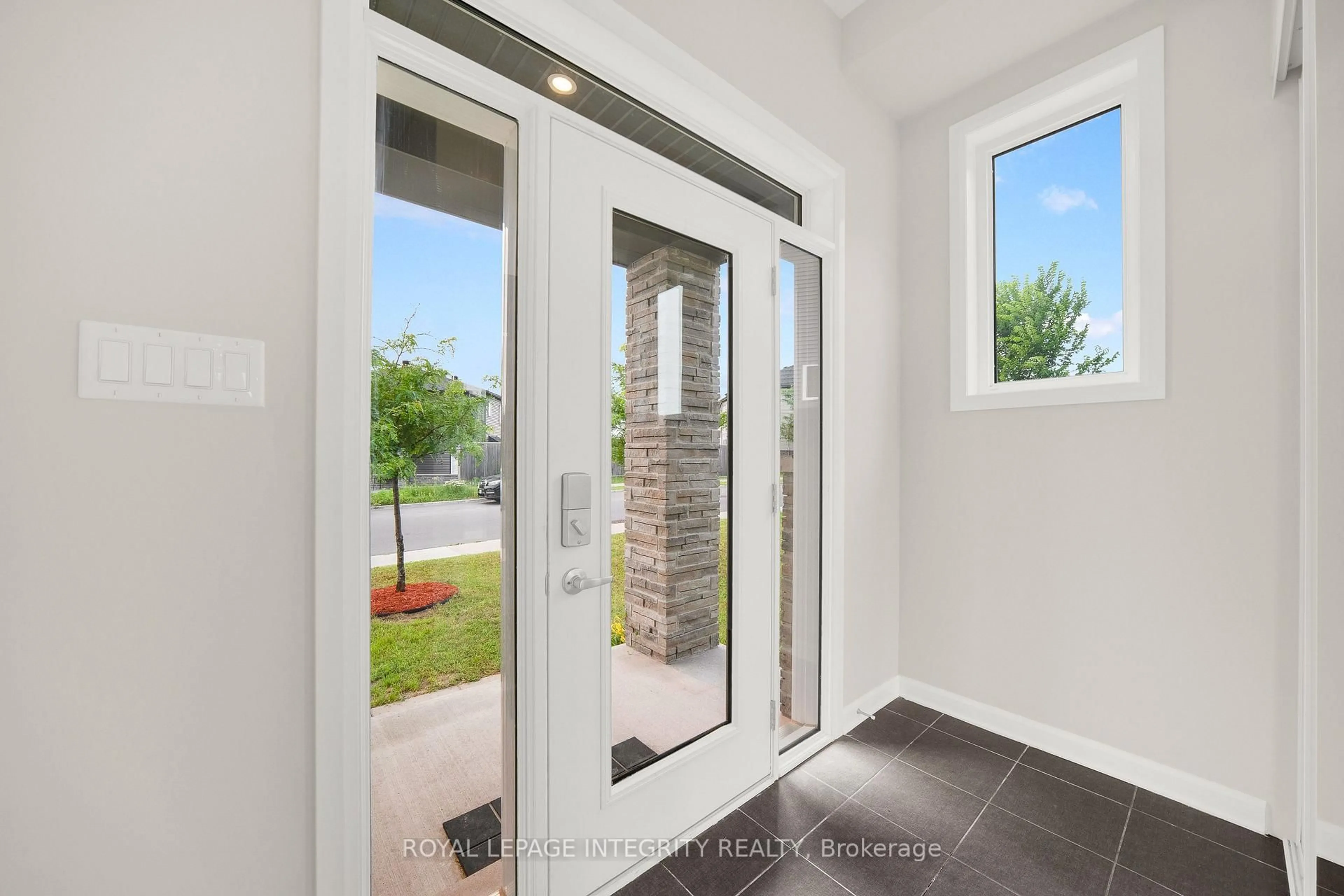 Indoor entryway for 185 Bending Way, Ottawa Ontario K2J 6P2