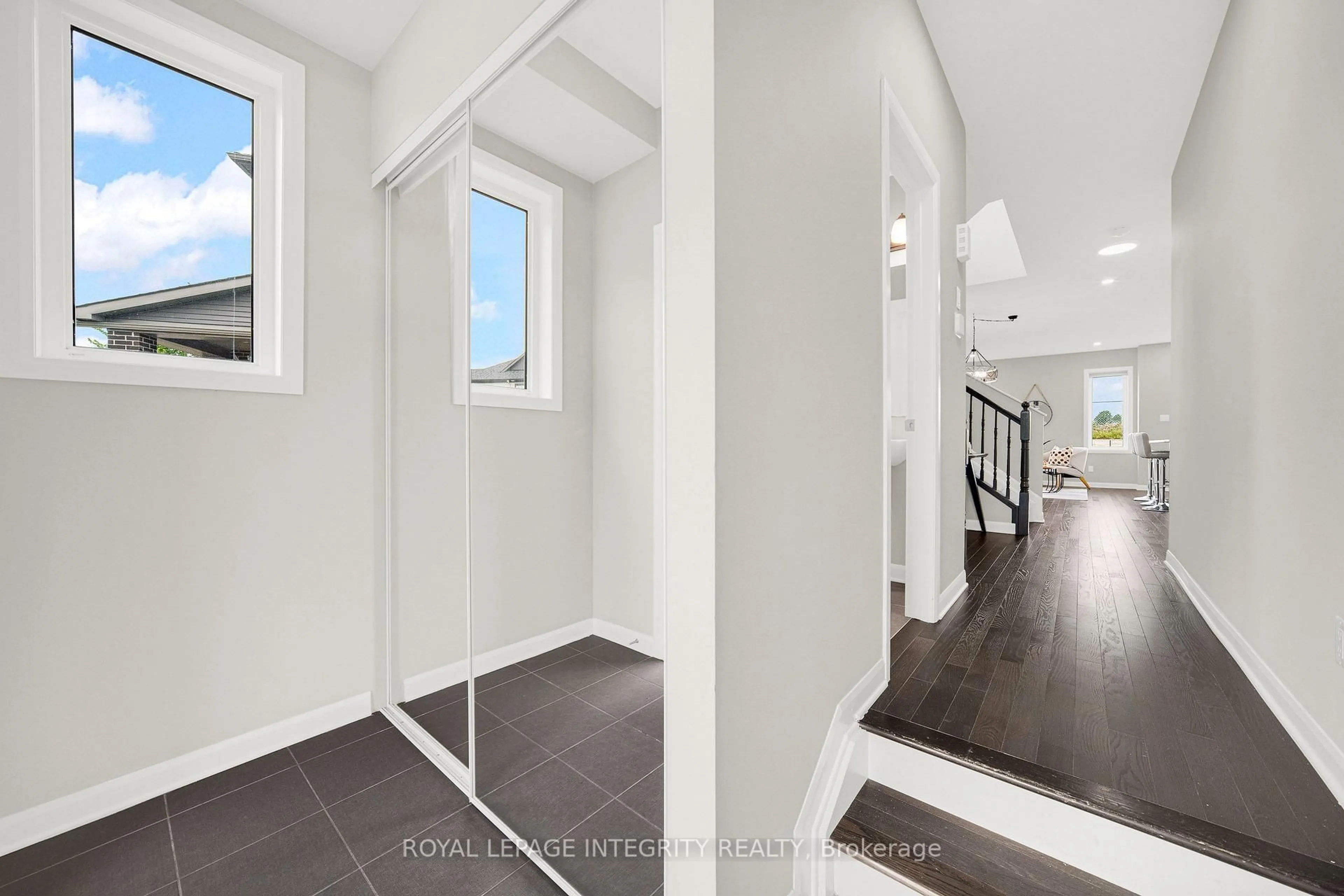 Indoor entryway for 185 Bending Way, Ottawa Ontario K2J 6P2