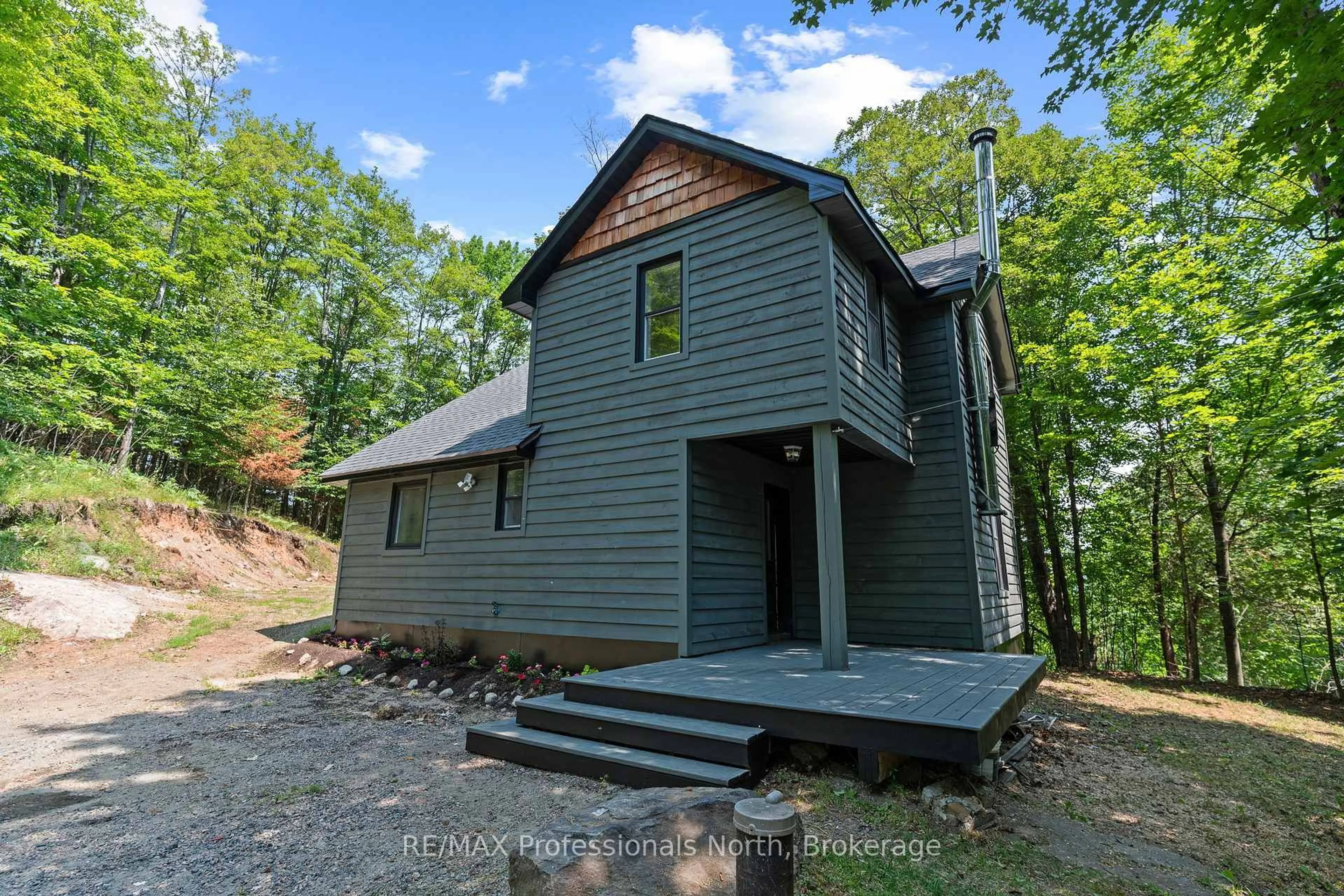 Home with vinyl exterior material, building for 501 Mountain St, Dysart et al Ontario K0M 1S0