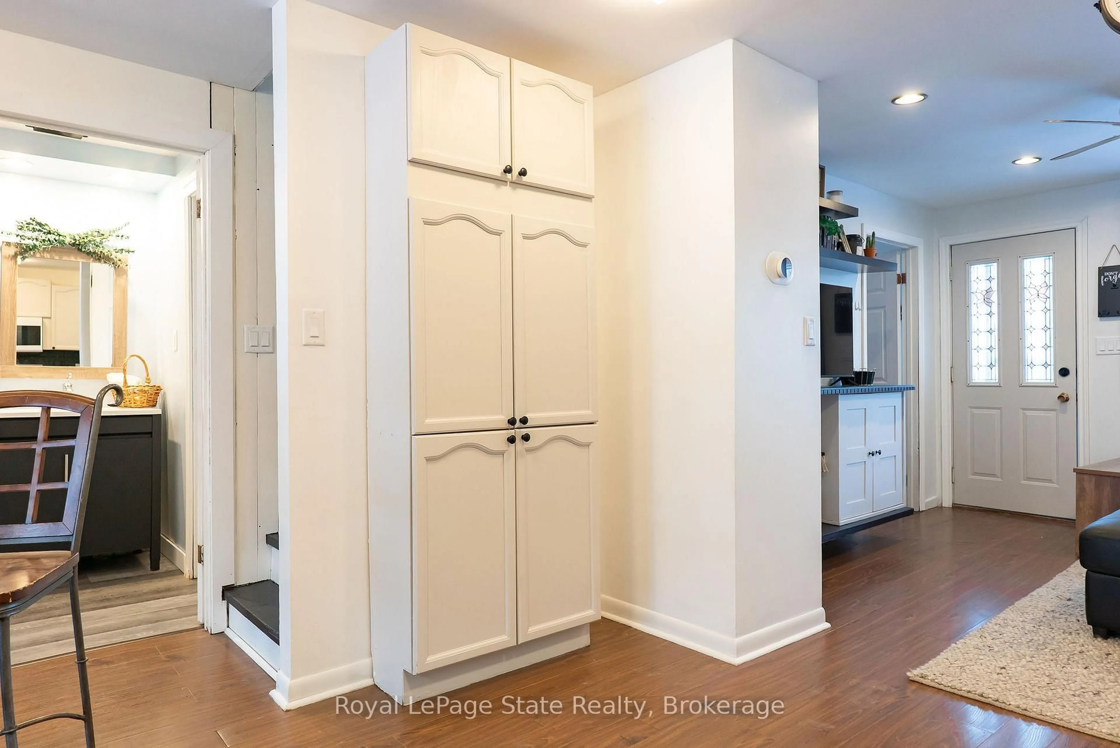 Indoor entryway for 717 Knox Ave, Hamilton Ontario L8H 6K7