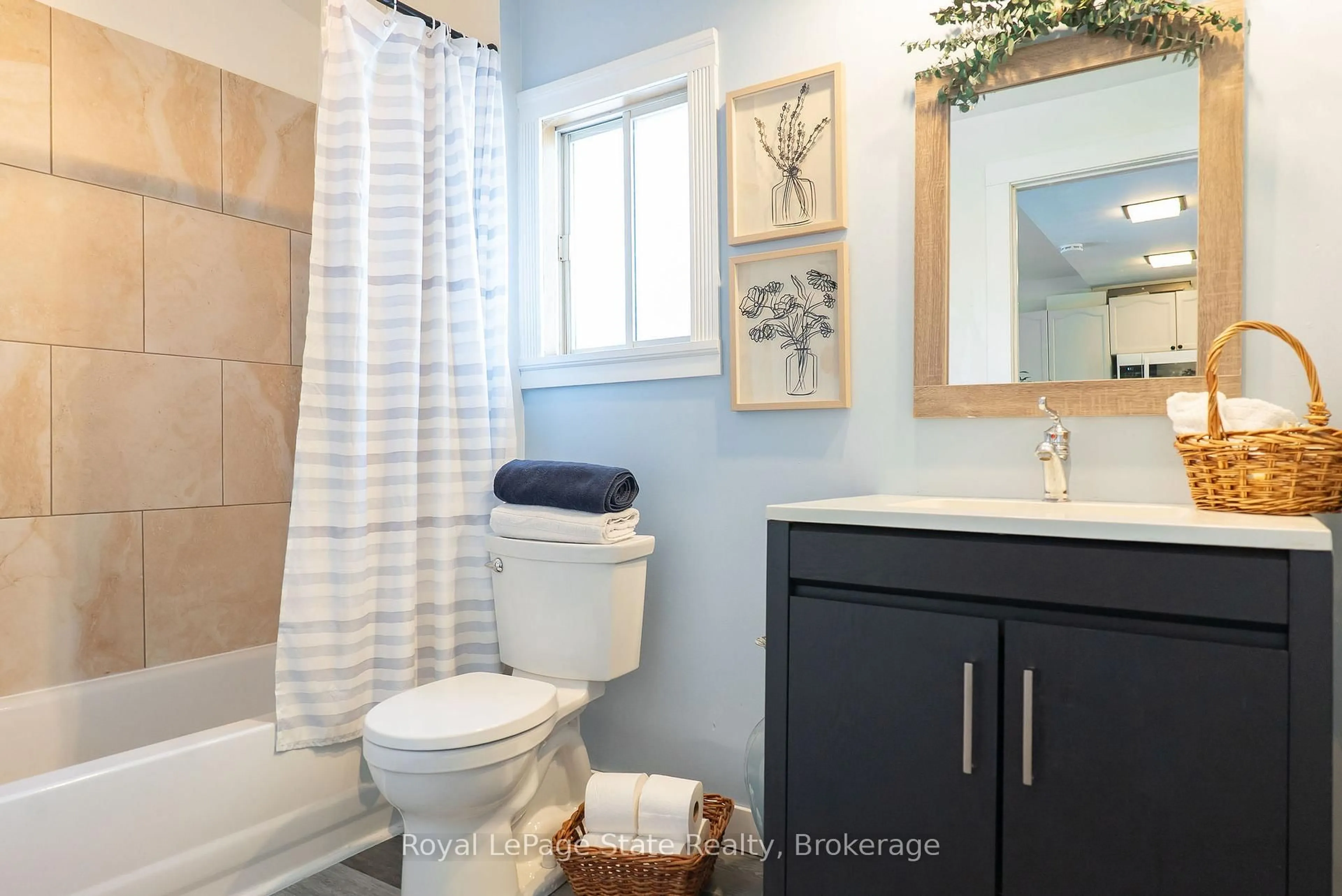 Standard bathroom, ceramic/tile floor for 717 Knox Ave, Hamilton Ontario L8H 6K7