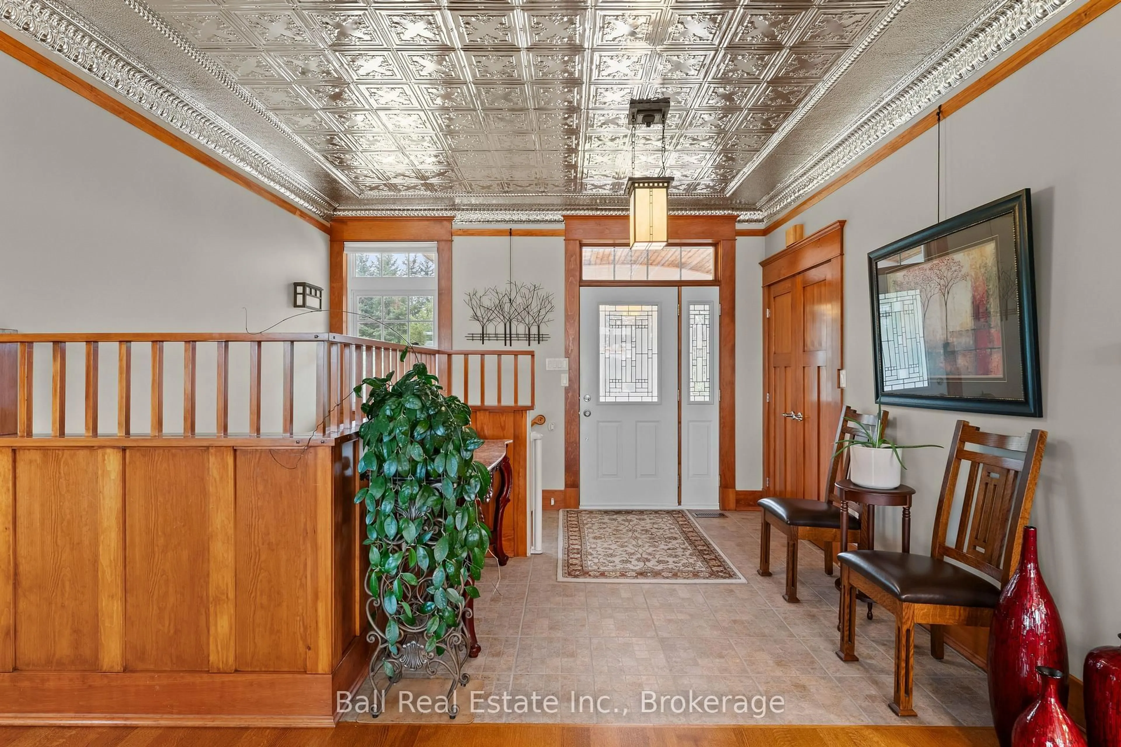 Indoor foyer for 380 County Road 49, Trent Lakes Ontario K0M 1A0