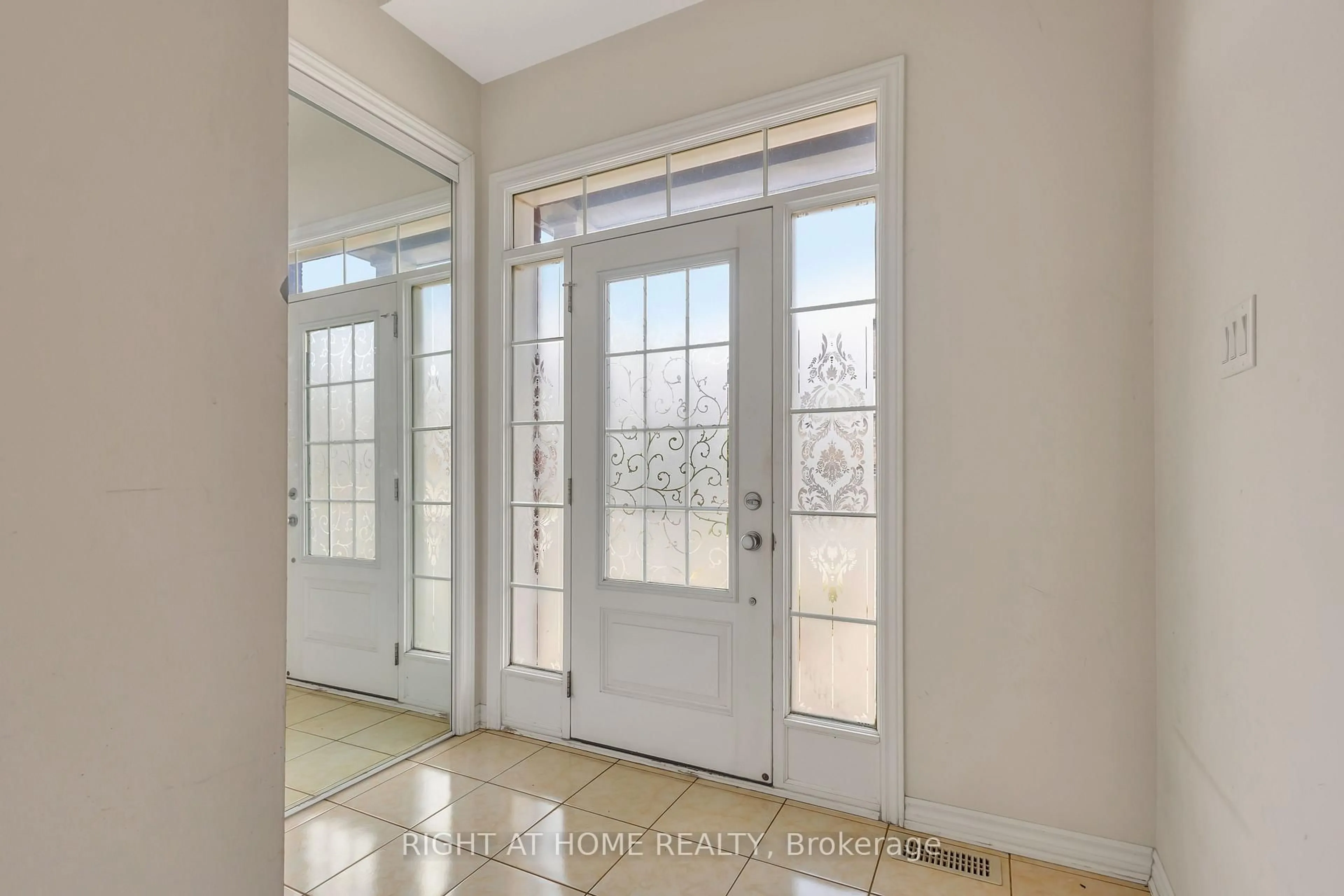 Indoor entryway for 209 Rivertree St, Ottawa Ontario K2M 0J4