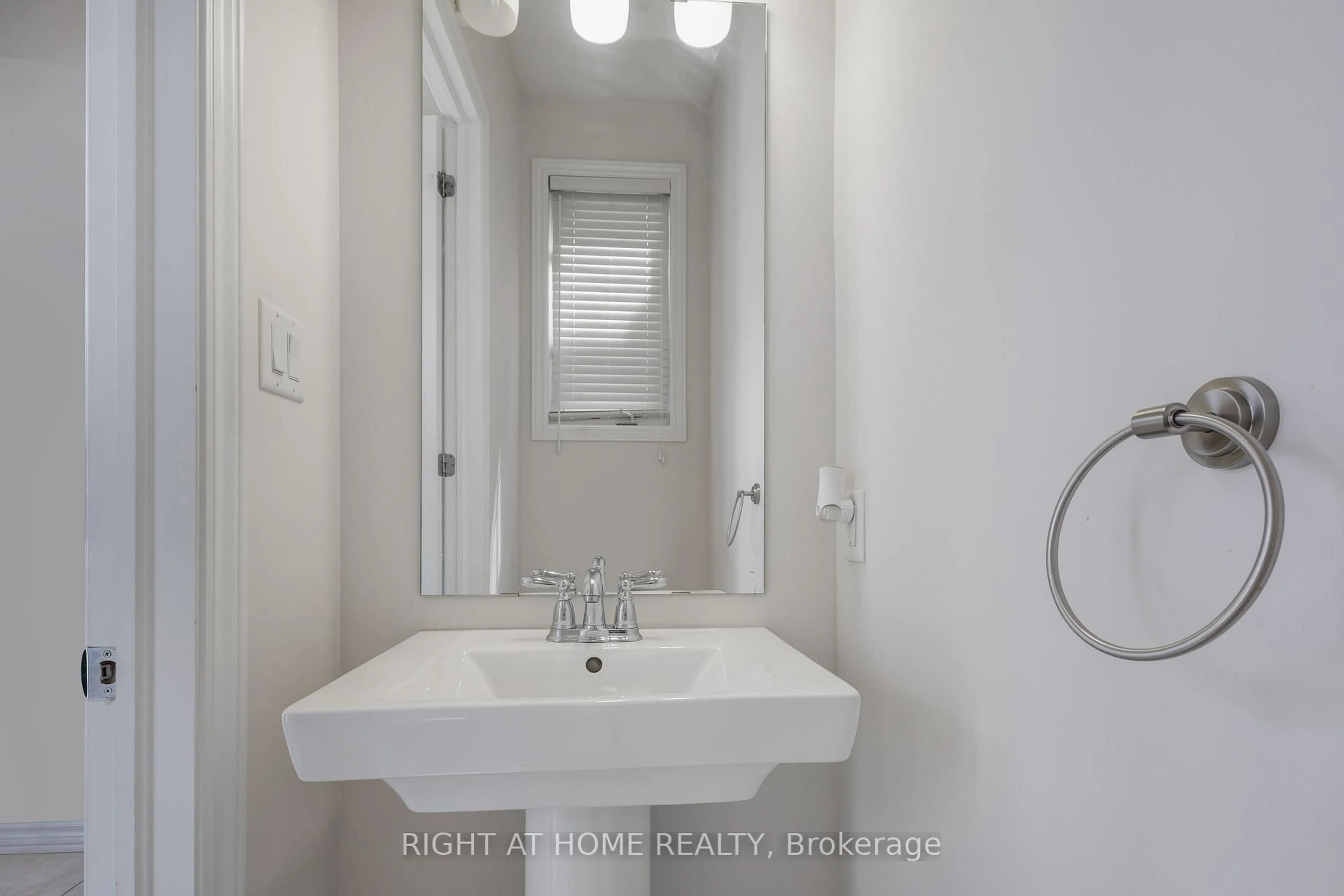 Standard bathroom, unknown for 209 Rivertree St, Ottawa Ontario K2M 0J4