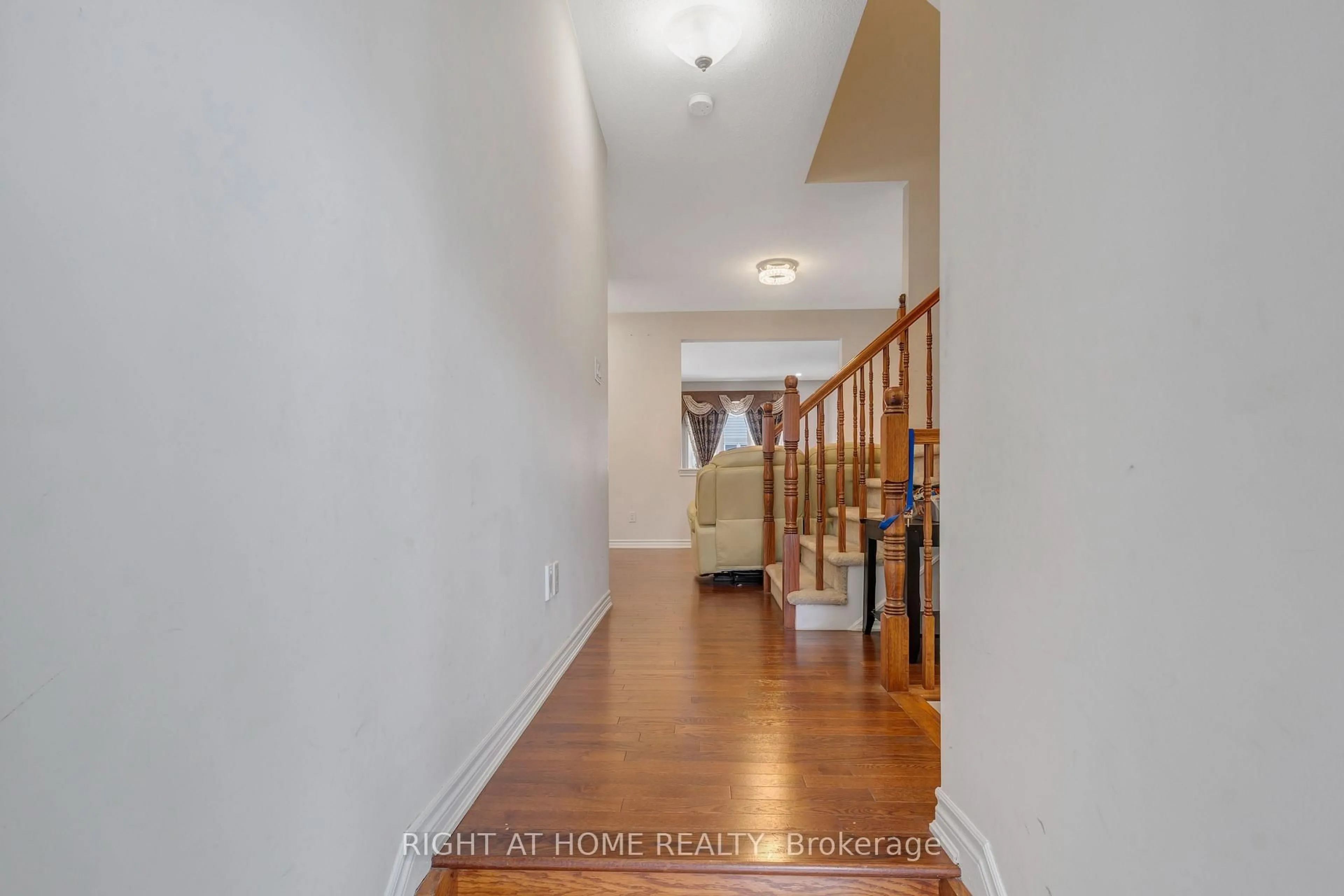 Indoor foyer for 209 Rivertree St, Ottawa Ontario K2M 0J4