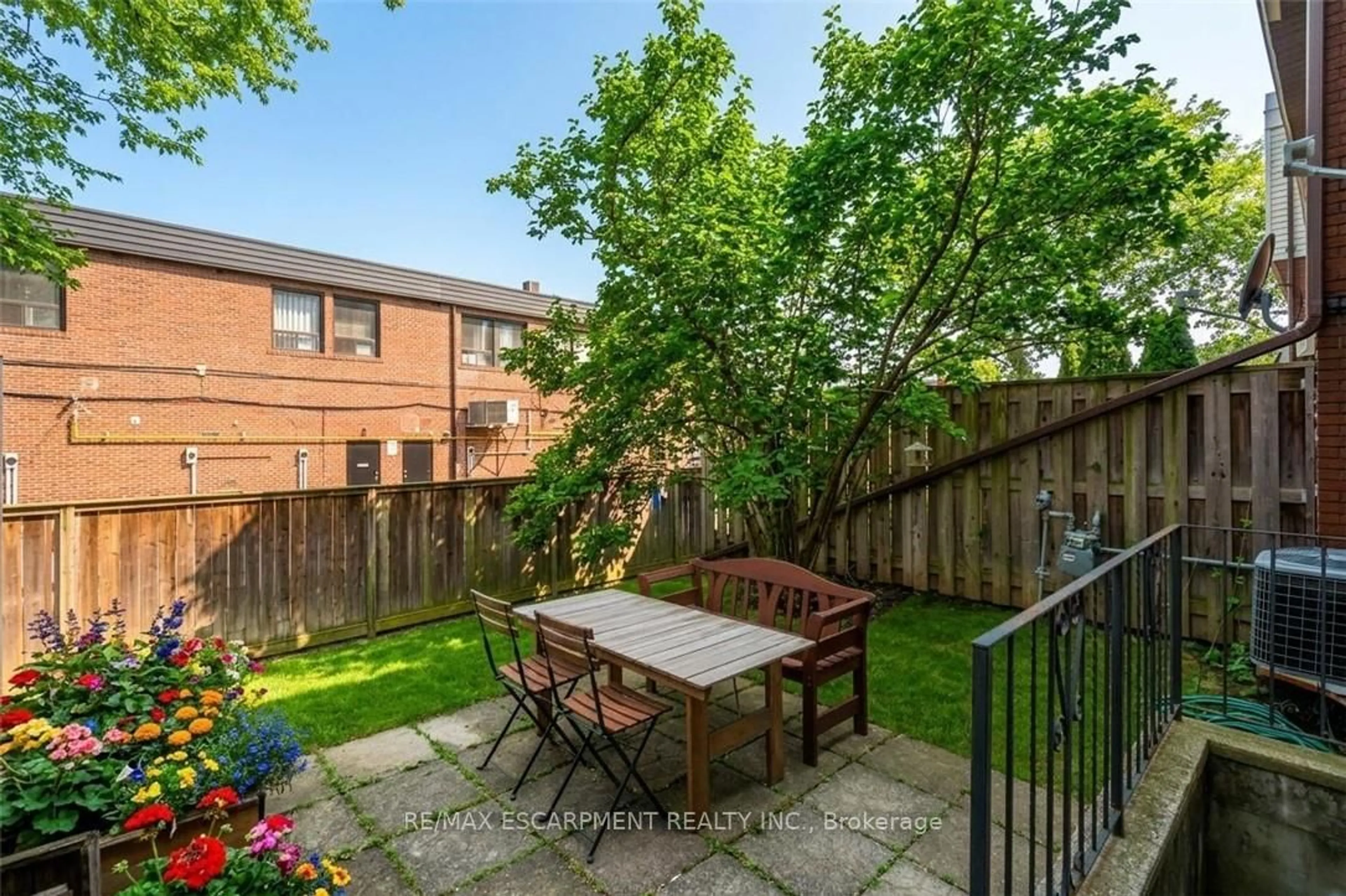 Patio, street for 23 WATSONS Lane #6, Hamilton Ontario L9H 5G9