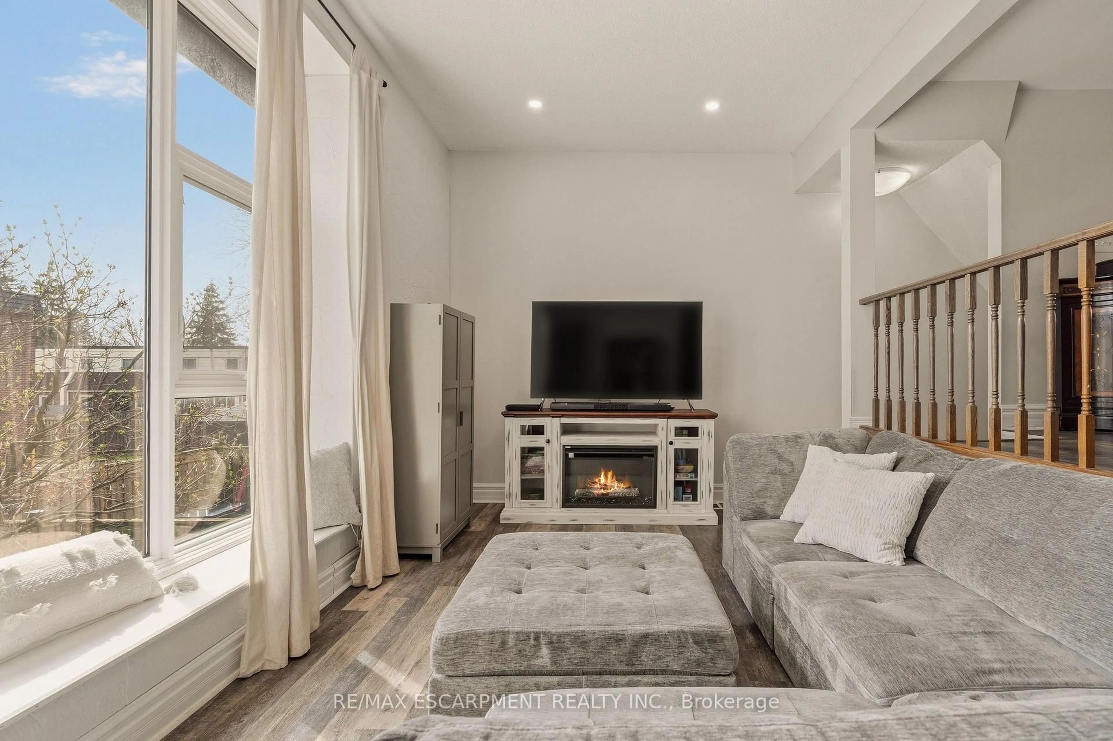 Living room with furniture, unknown for 23 WATSONS Lane #6, Hamilton Ontario L9H 5G9