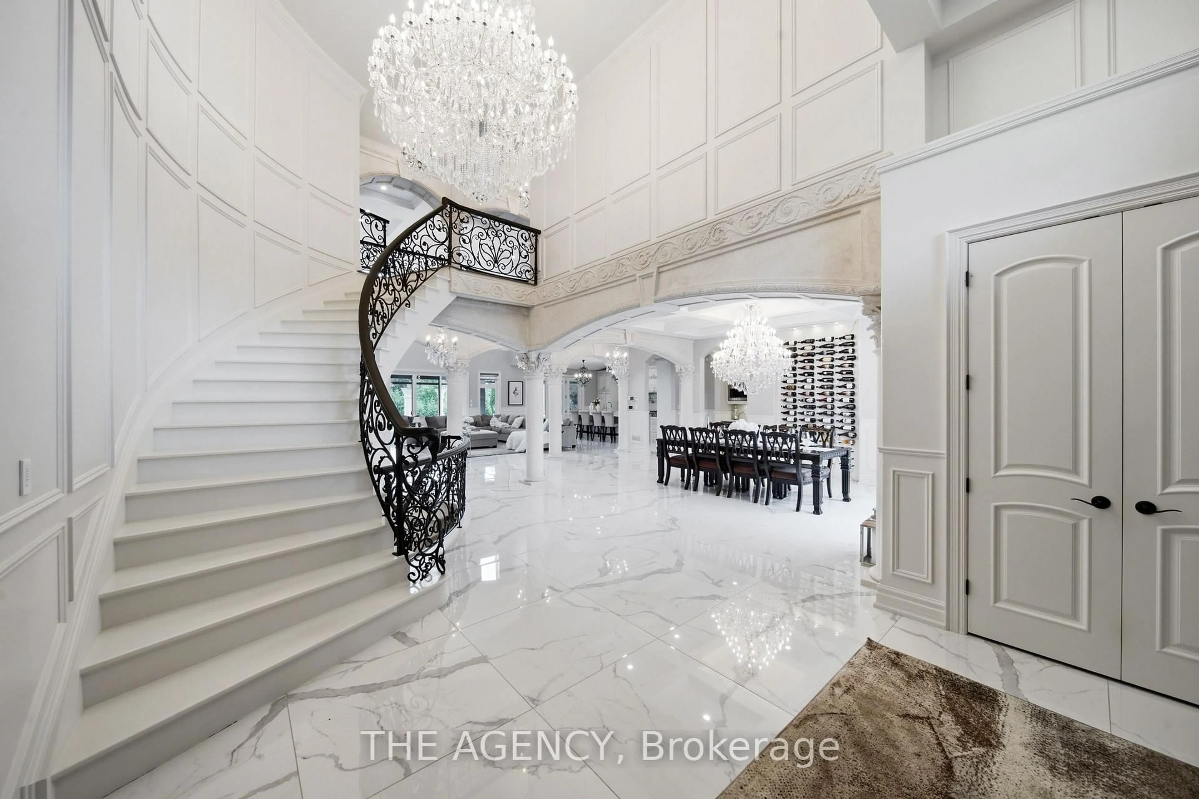 Indoor foyer for 7009 Wellington Rd, Puslinch Ontario N3C 2V4