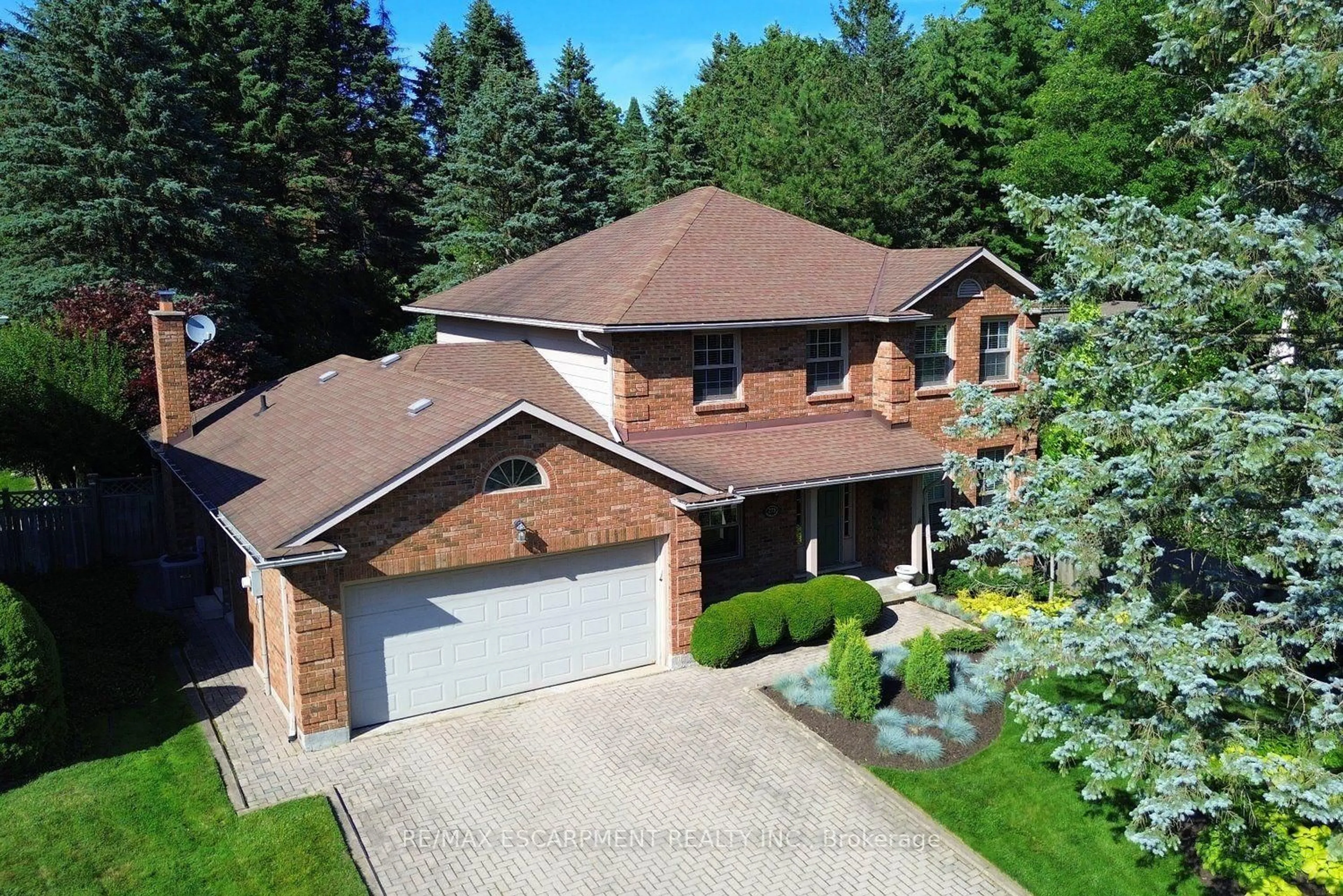 A pic from outside/outdoor area/front of a property/back of a property/a pic from drone, street for 275 Woodland Dr, Hamilton Ontario L9G 3Z9