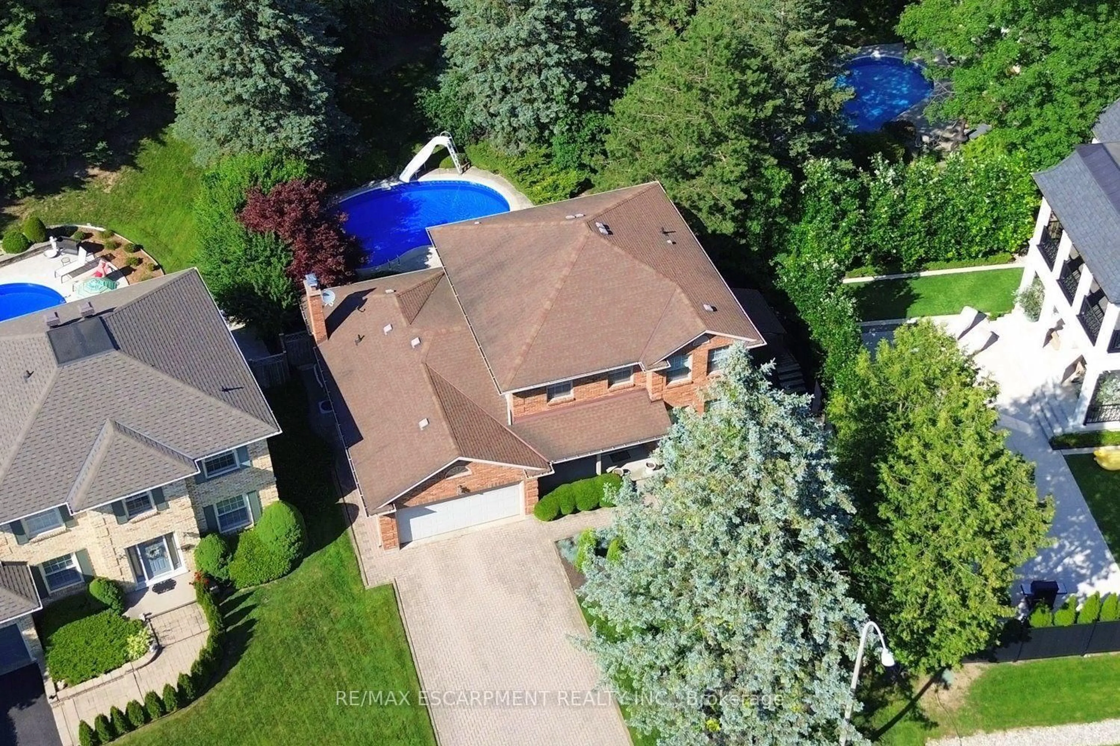 A pic from outside/outdoor area/front of a property/back of a property/a pic from drone, street for 275 Woodland Dr, Hamilton Ontario L9G 3Z9