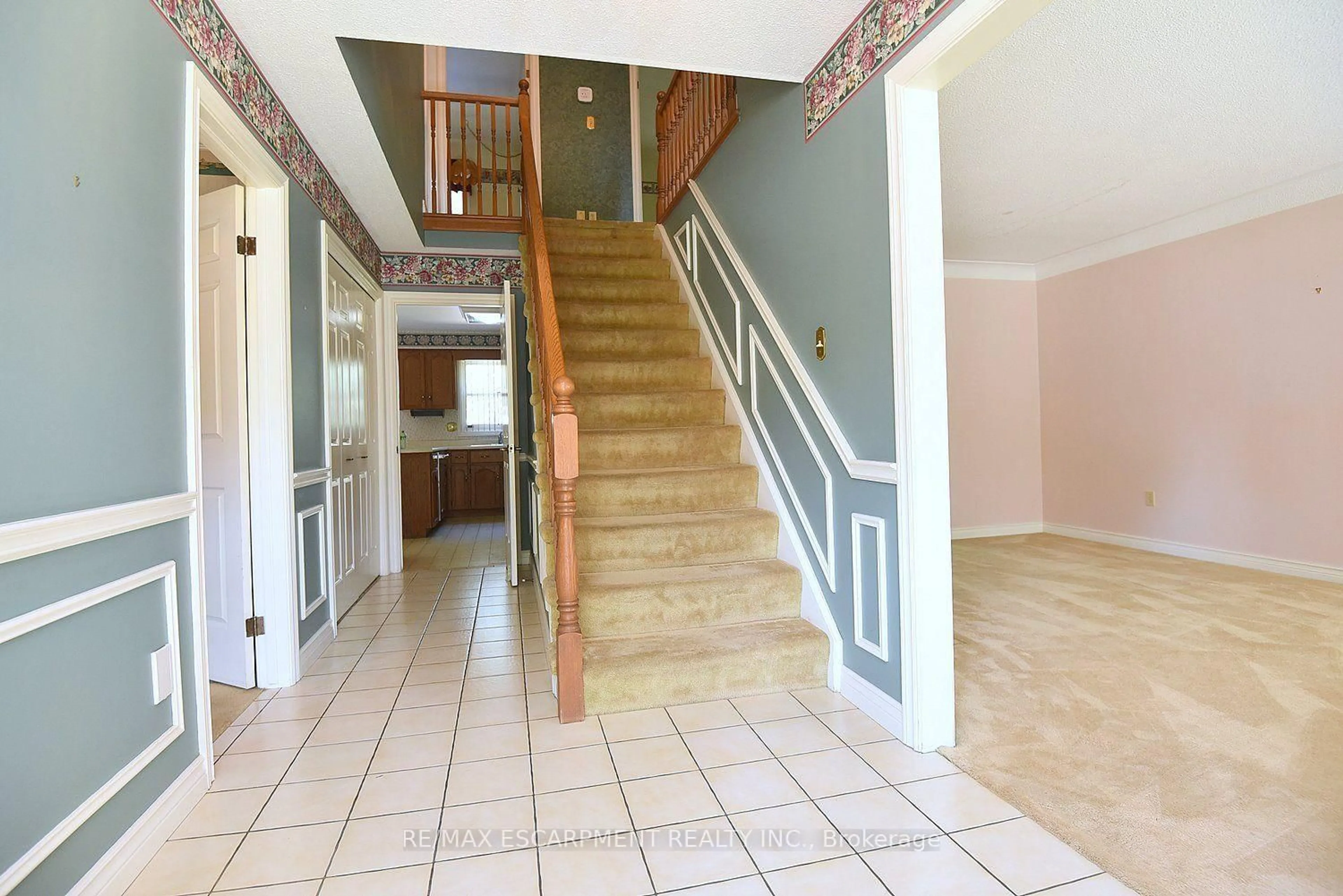 Indoor foyer for 275 Woodland Dr, Hamilton Ontario L9G 3Z9