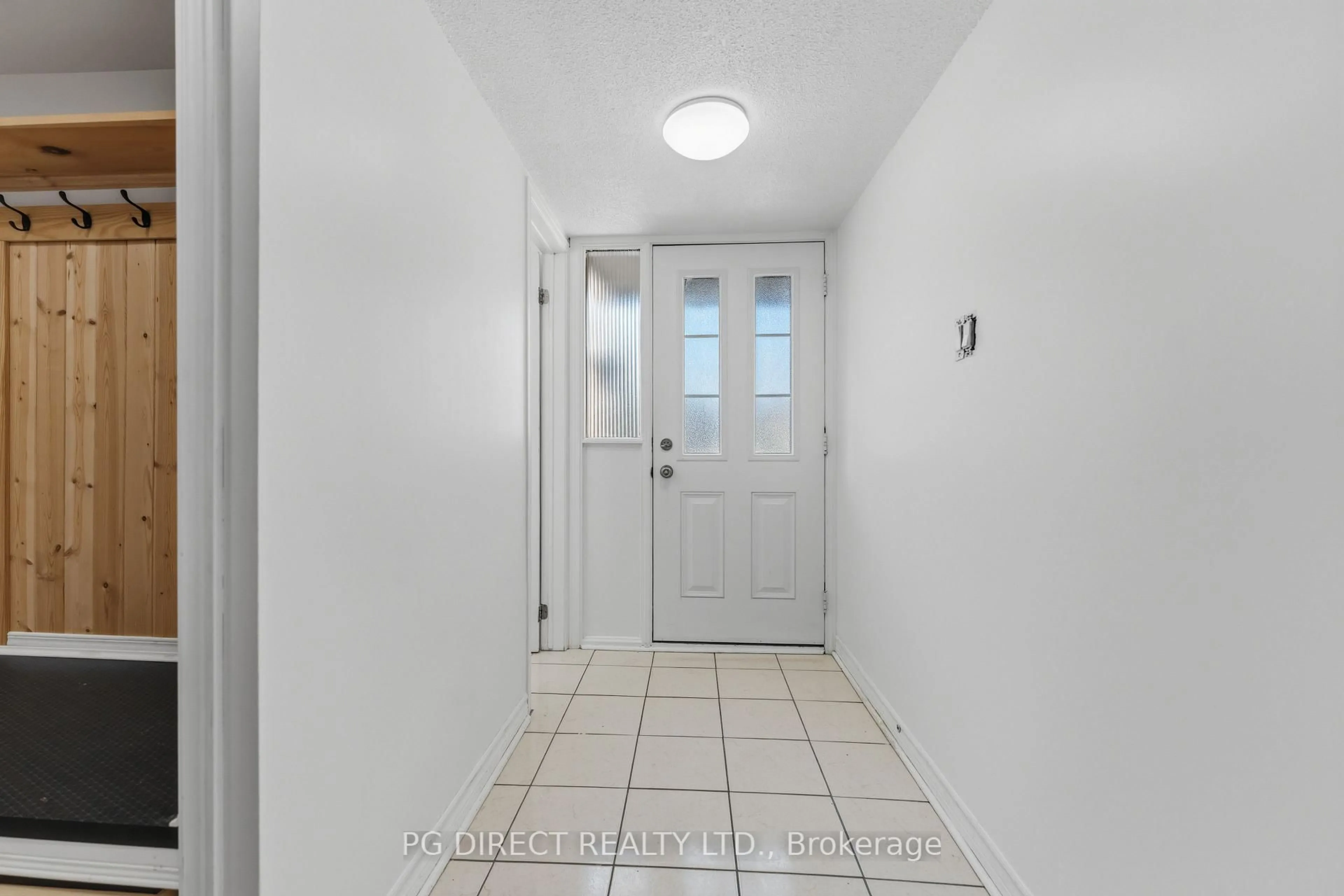 Indoor entryway for 3K Arnold Dr, Ottawa Ontario K2H 6V6