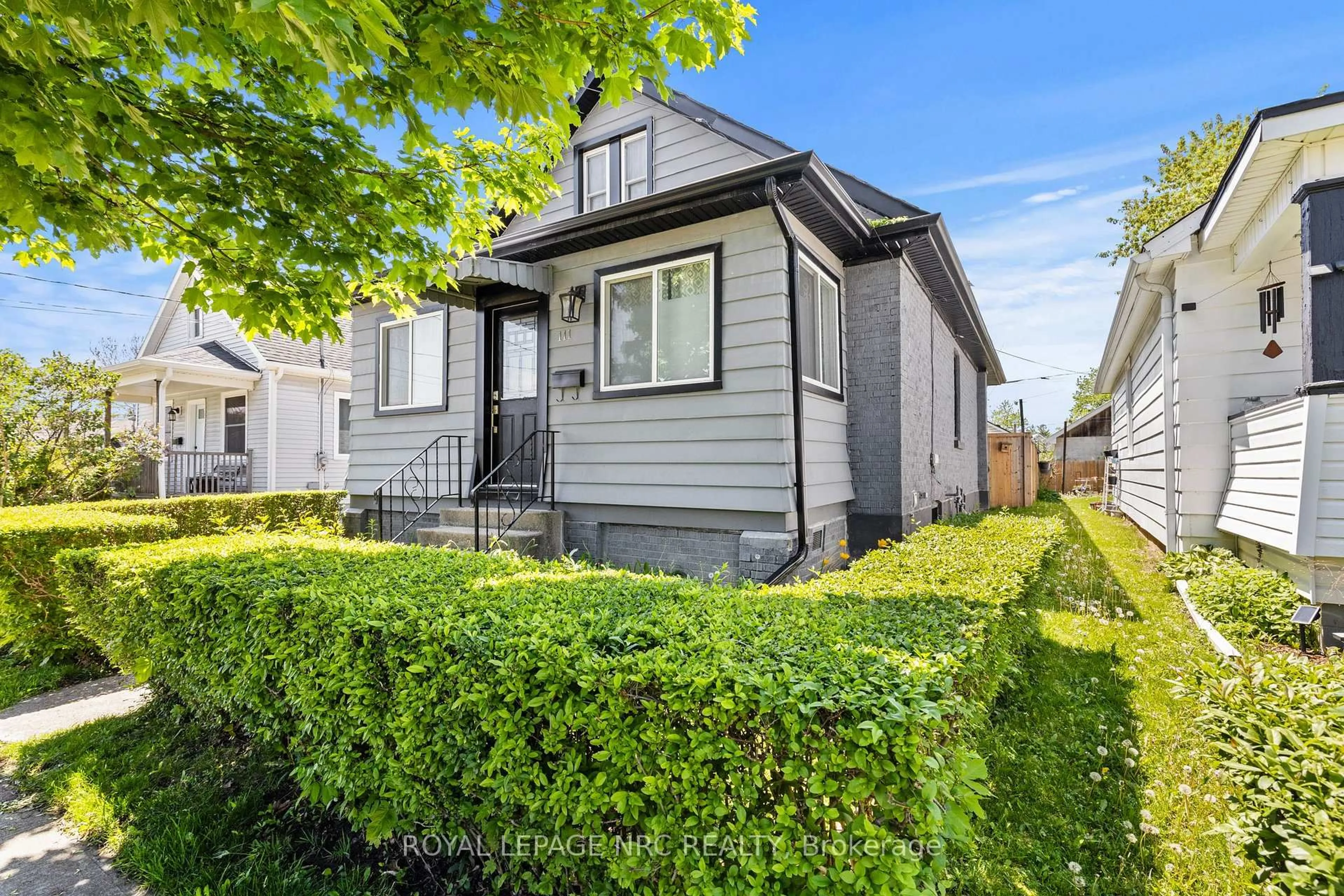 Home with vinyl exterior material, street for 111 Morton St, Thorold Ontario L2V 1C6