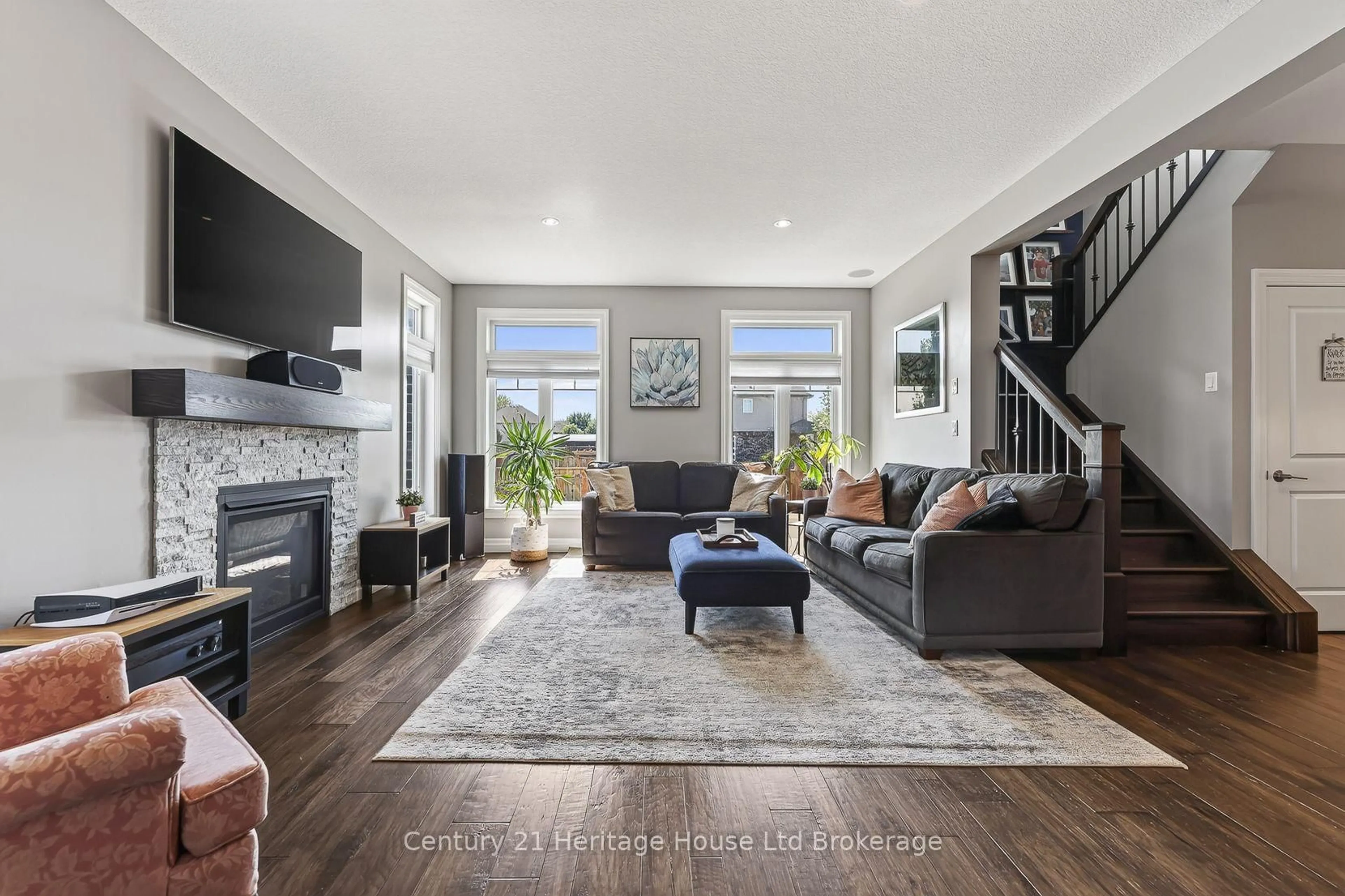Living room with furniture, unknown for 924 Springbank Ave, Woodstock Ontario N4T 0G1