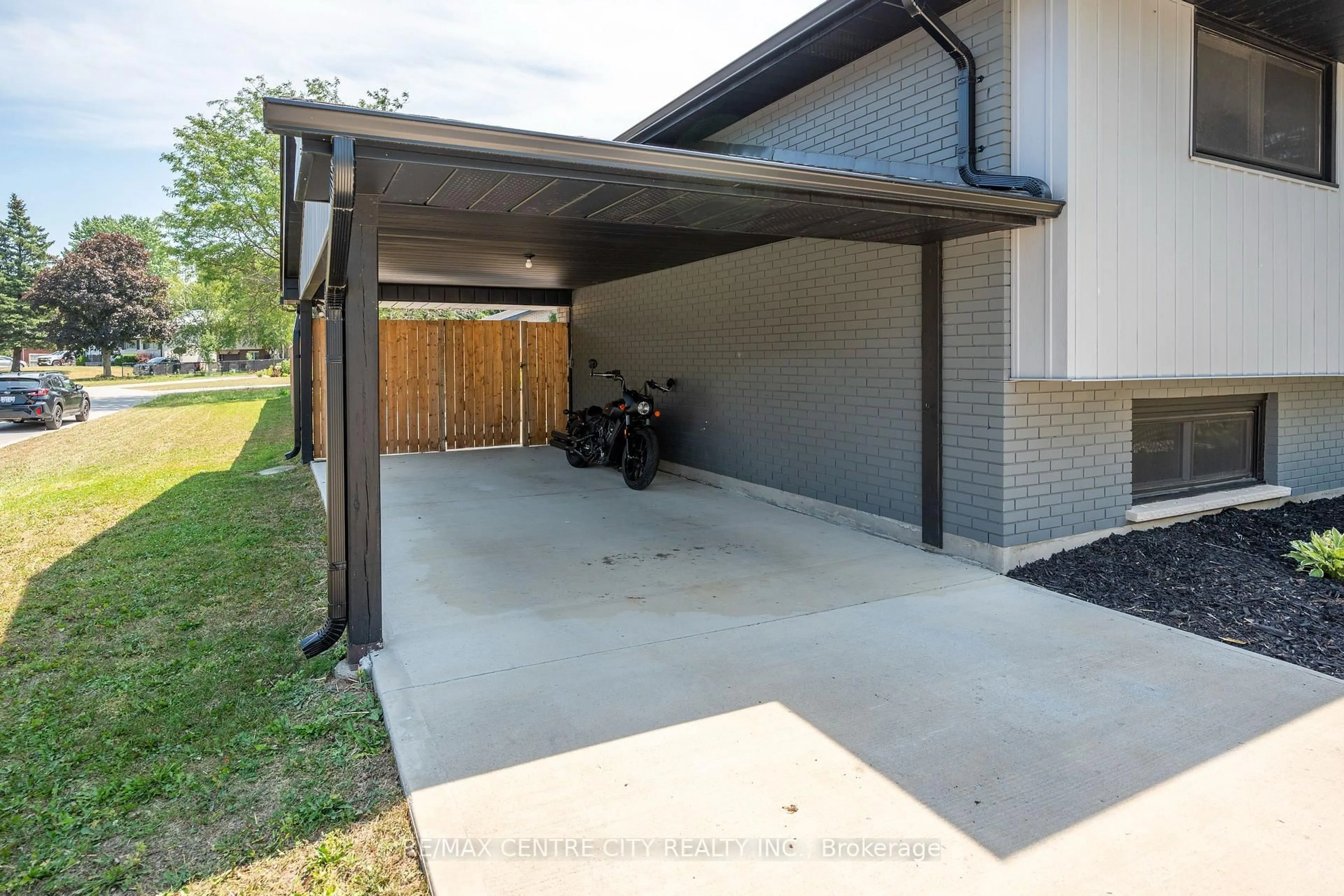 Indoor garage for 140 Oakwood Pl, Thames Centre Ontario N0L 1G3