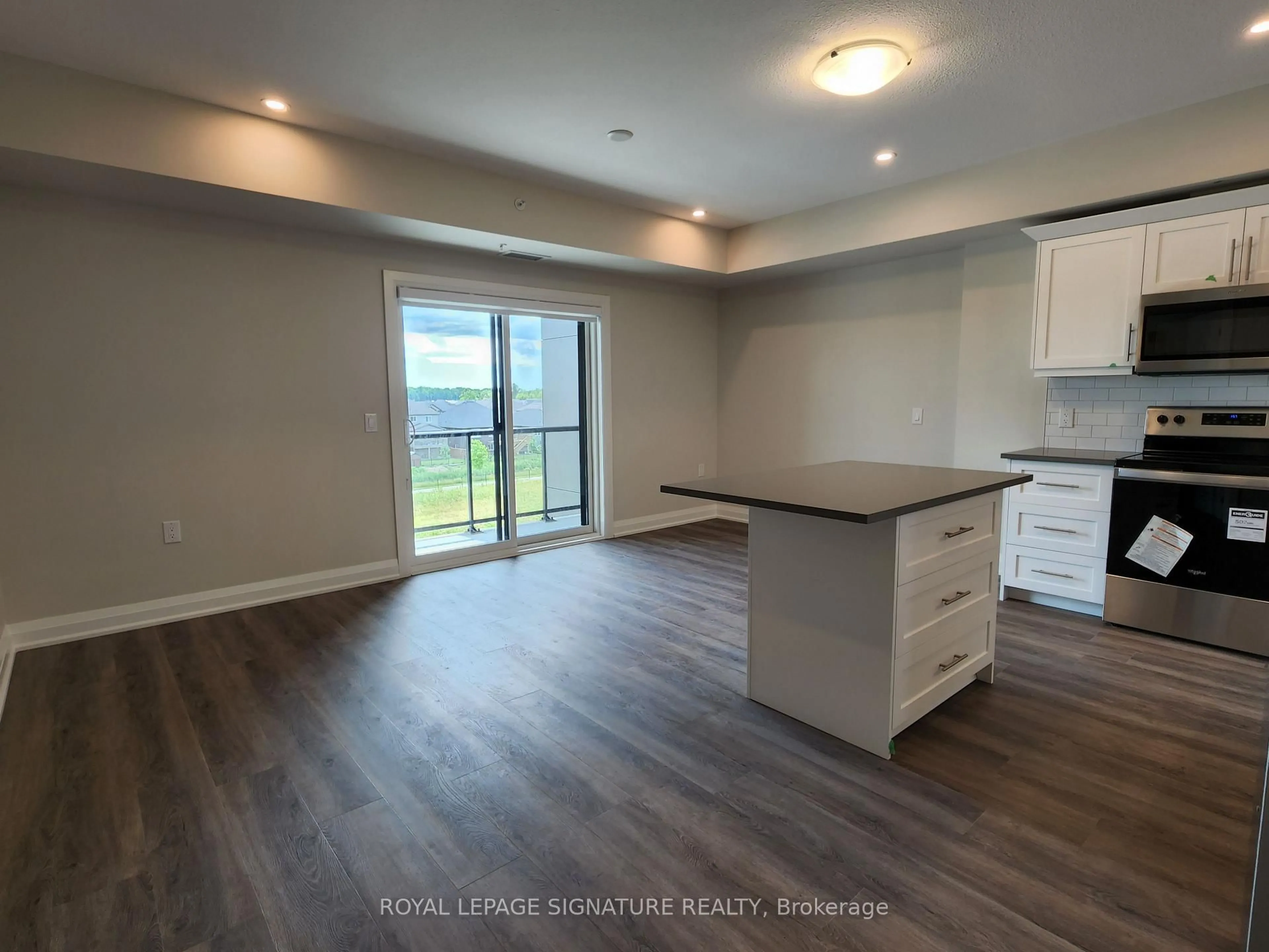 Open concept kitchen, wood/laminate floor for 120 Summersides Blvd #312, Pelham Ontario L0S 1E1