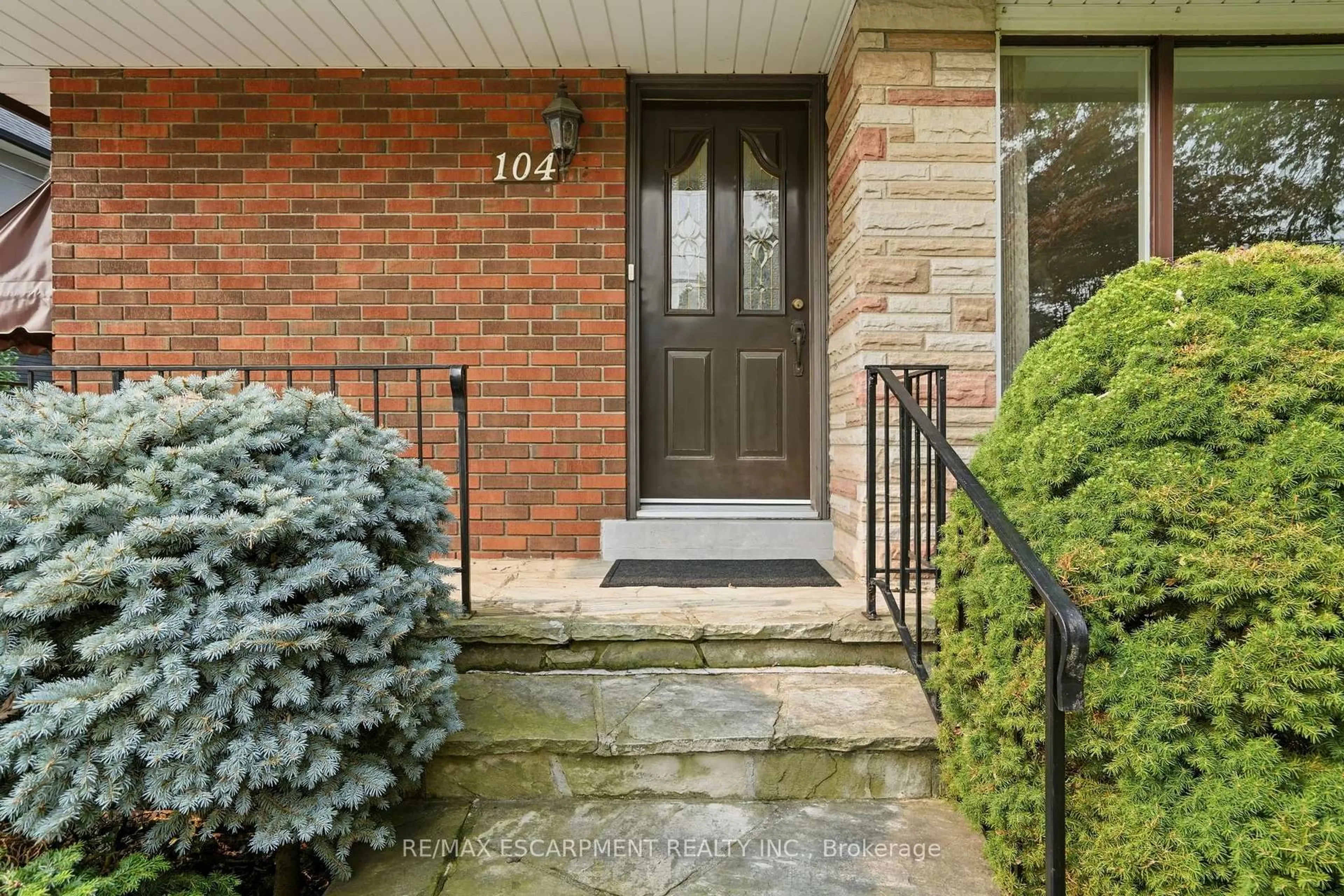 Indoor entryway for 104 Dallas Ave, Hamilton Ontario L8V 2E9
