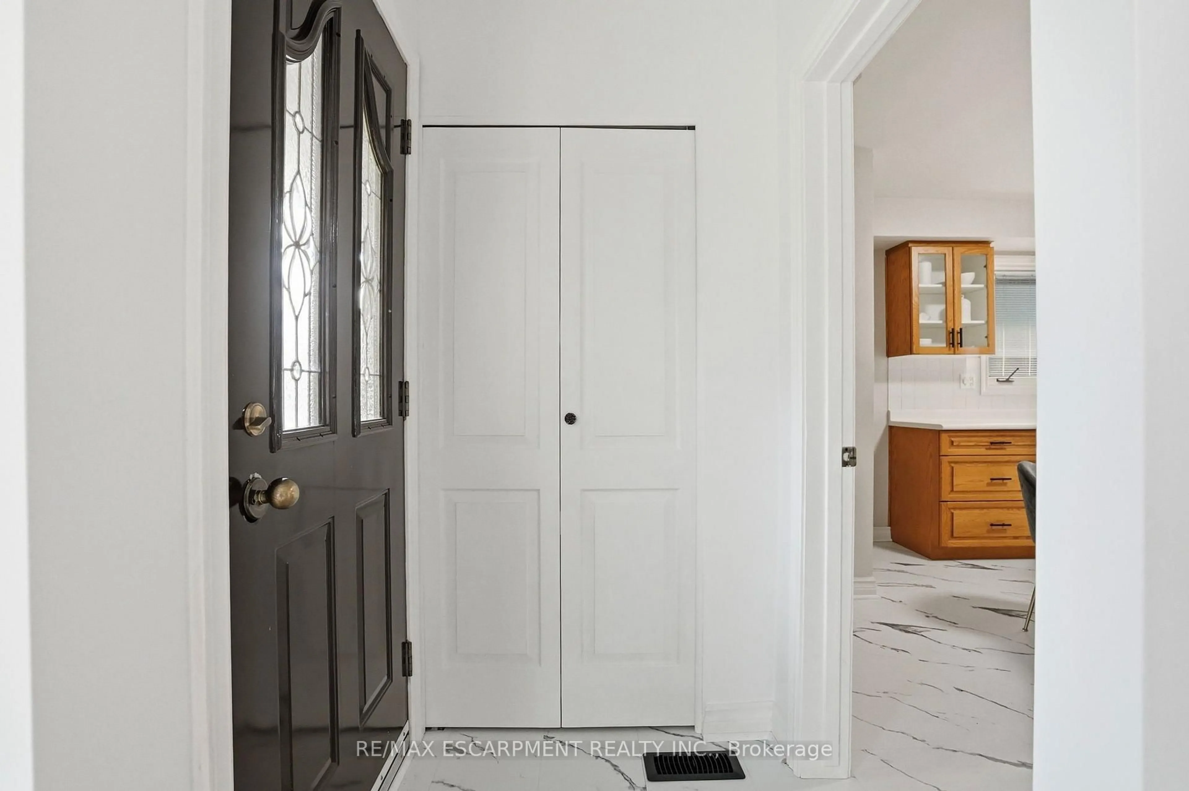 Indoor entryway for 104 Dallas Ave, Hamilton Ontario L8V 2E9