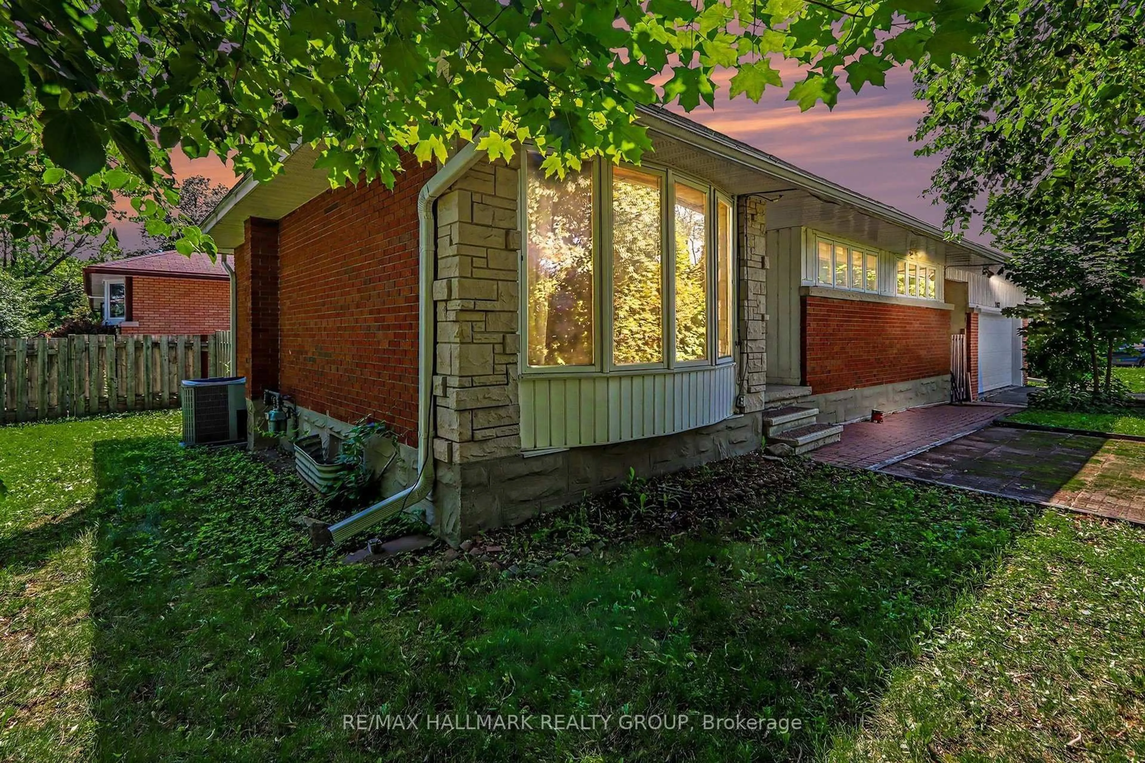 Unknown for 2067 Bangor St, Ottawa Ontario K1G 2X6