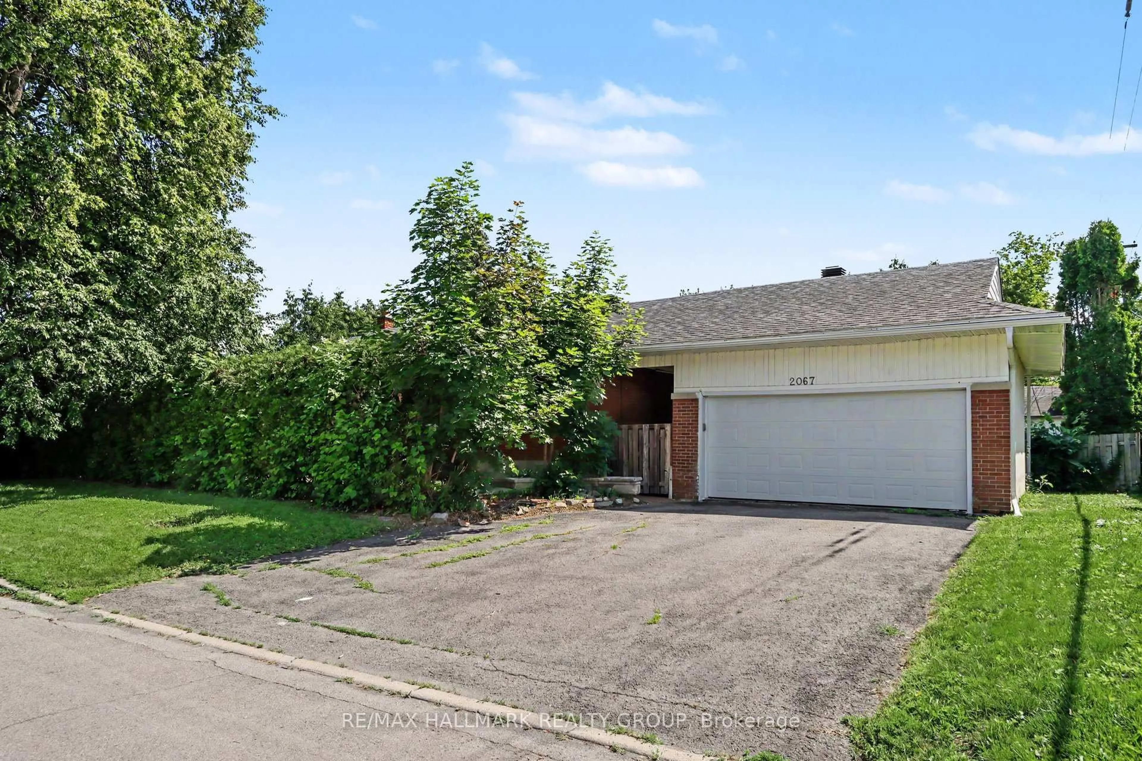 A pic from outside/outdoor area/front of a property/back of a property/a pic from drone, street for 2067 Bangor St, Ottawa Ontario K1G 2X6