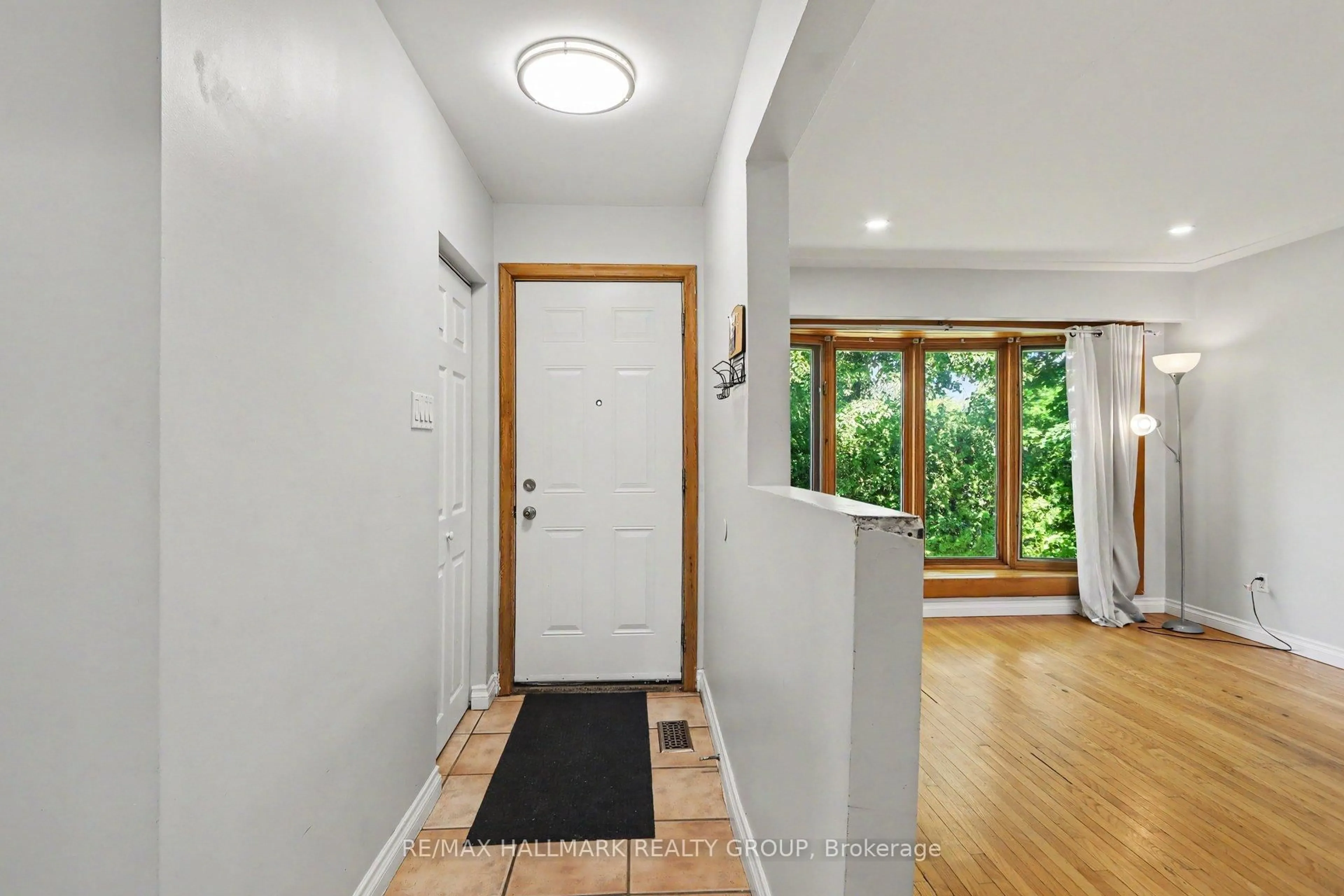 Indoor foyer for 2067 Bangor St, Ottawa Ontario K1G 2X6