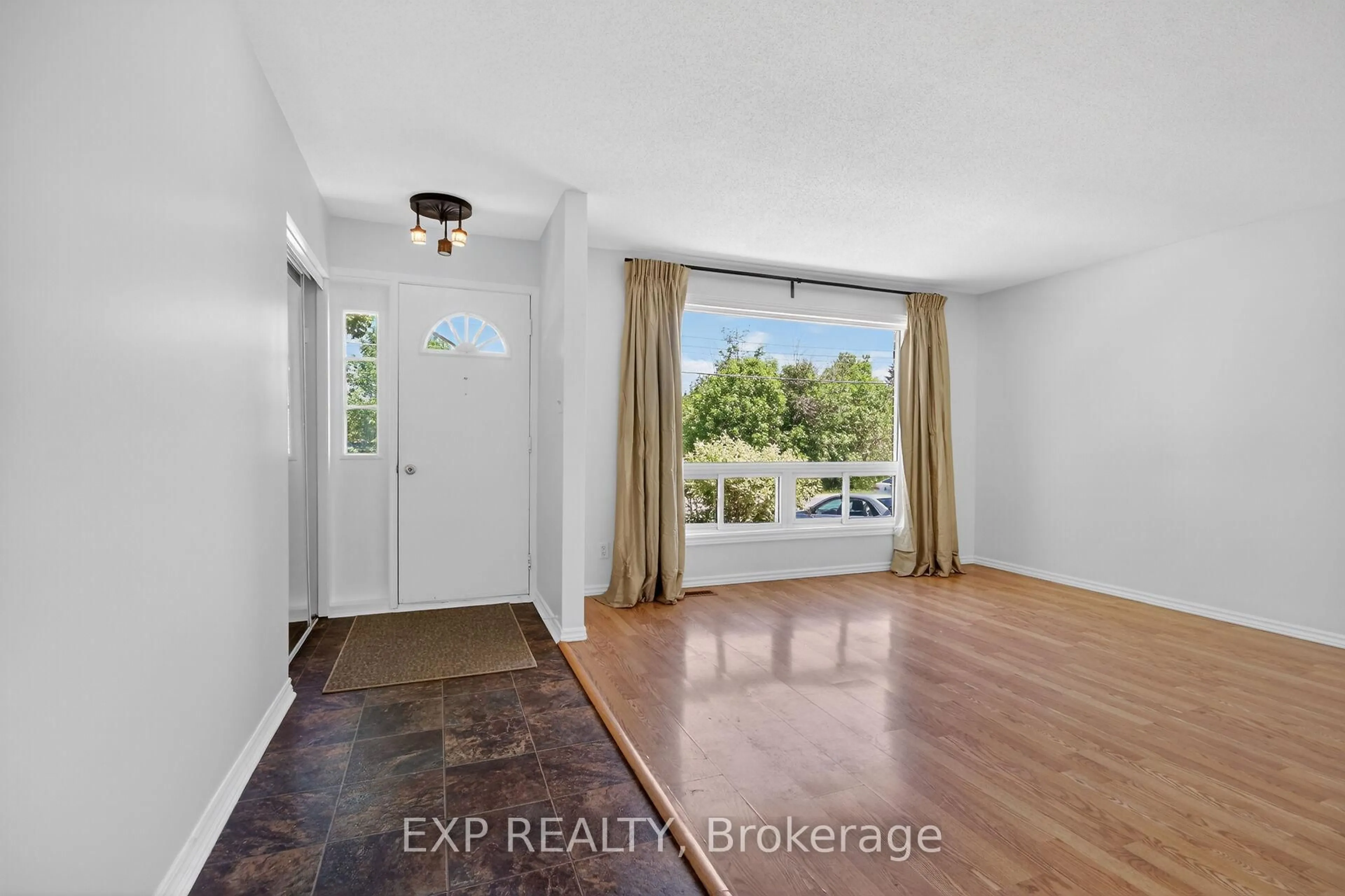 Indoor entryway for 338 William St, Arnprior Ontario K7S 1K8