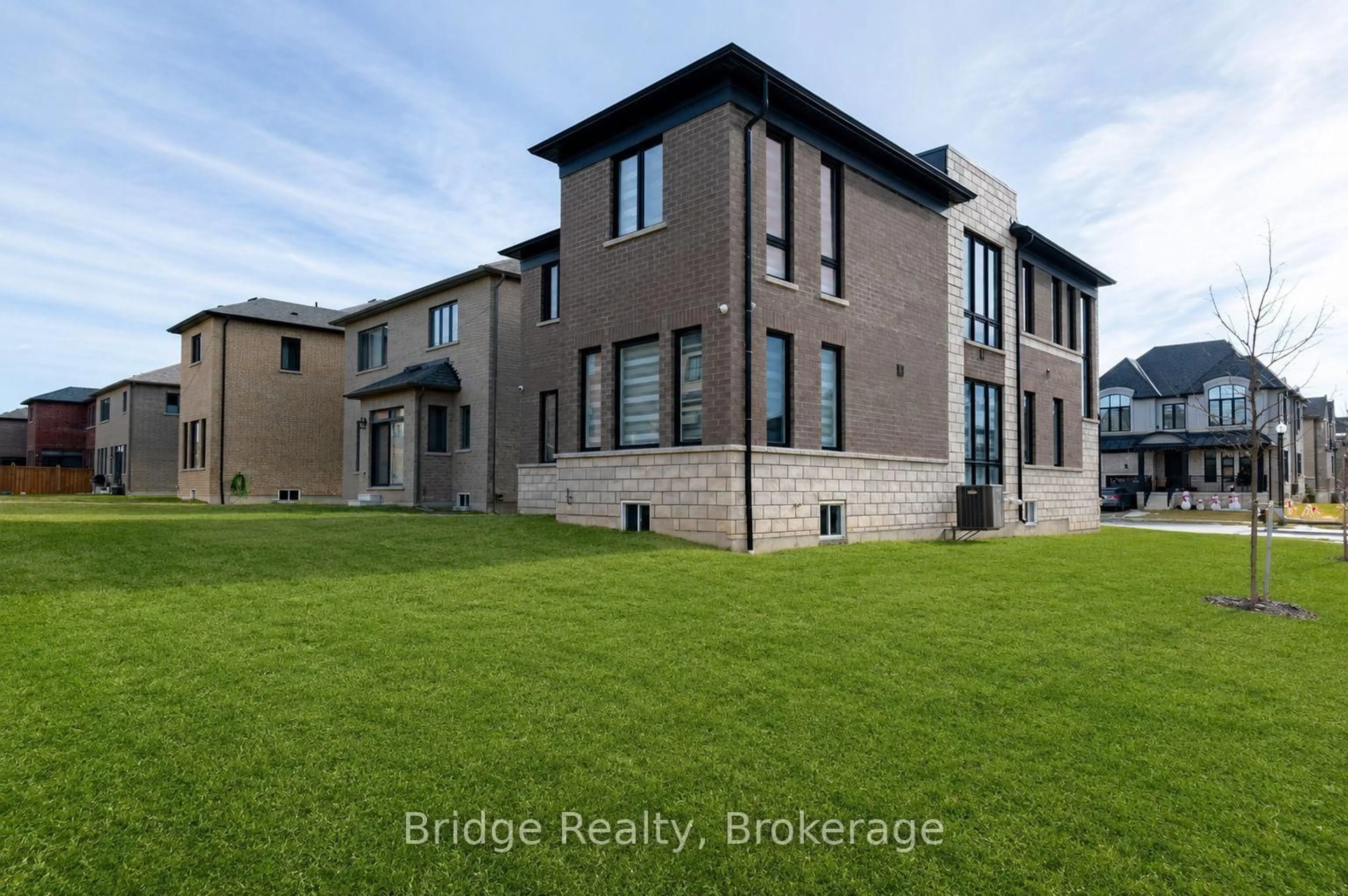 A pic from outside/outdoor area/front of a property/back of a property/a pic from drone, building for 1219 Upper Thames Dr, Woodstock Ontario N4T 0H2