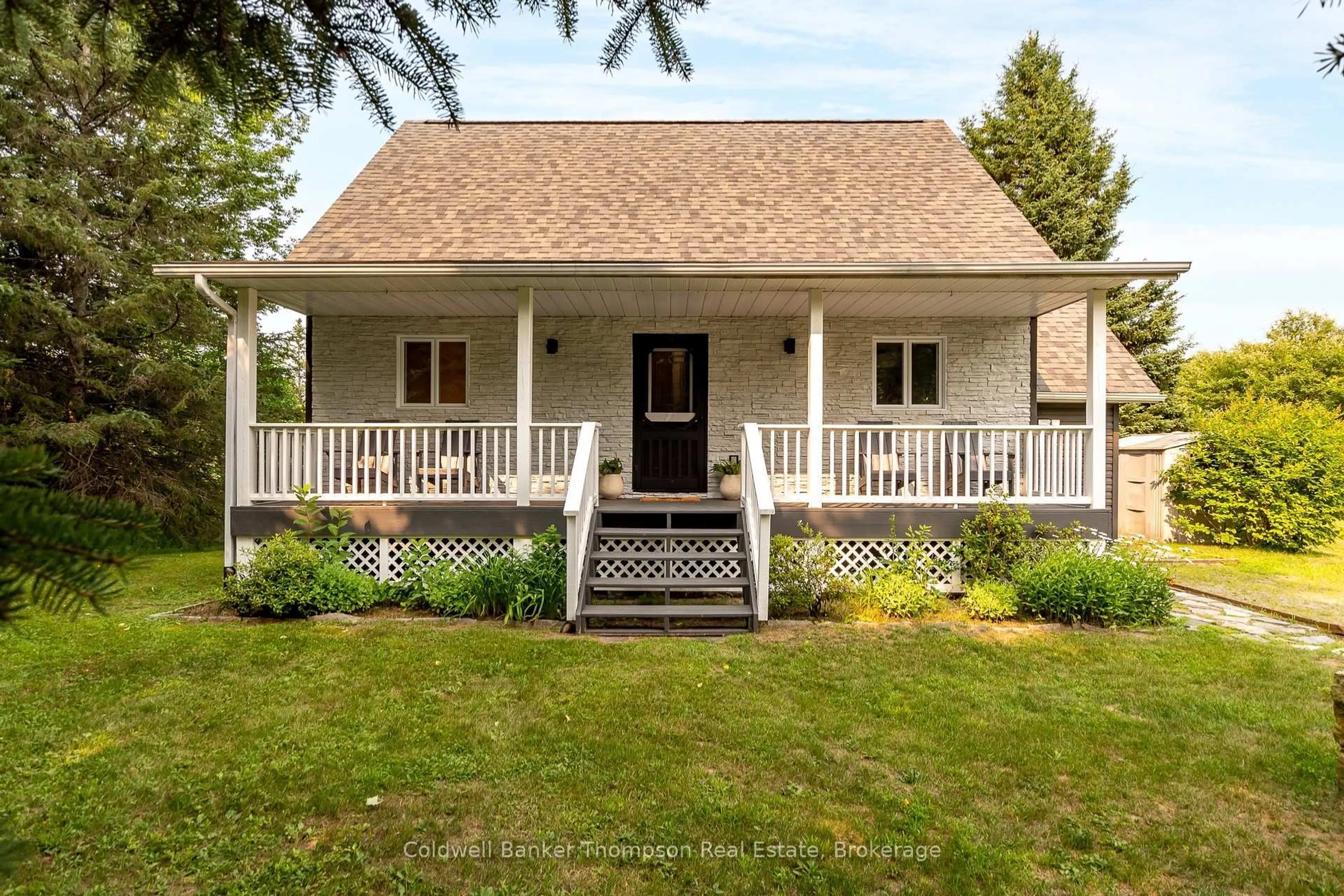 Home with vinyl exterior material, street for 810 North Mary Lake Rd, Huntsville Ontario P1H 1S4