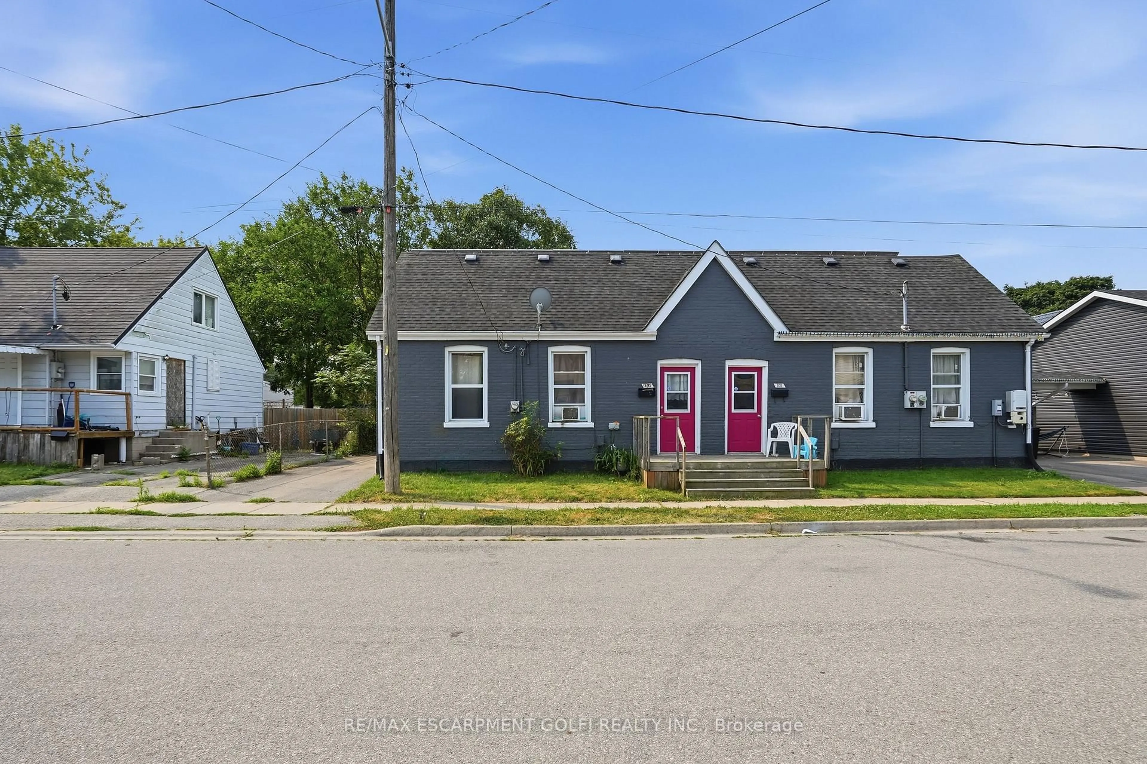 A pic from outside/outdoor area/front of a property/back of a property/a pic from drone, street for 101 Sarah St, Brantford Ontario N3S 3A4