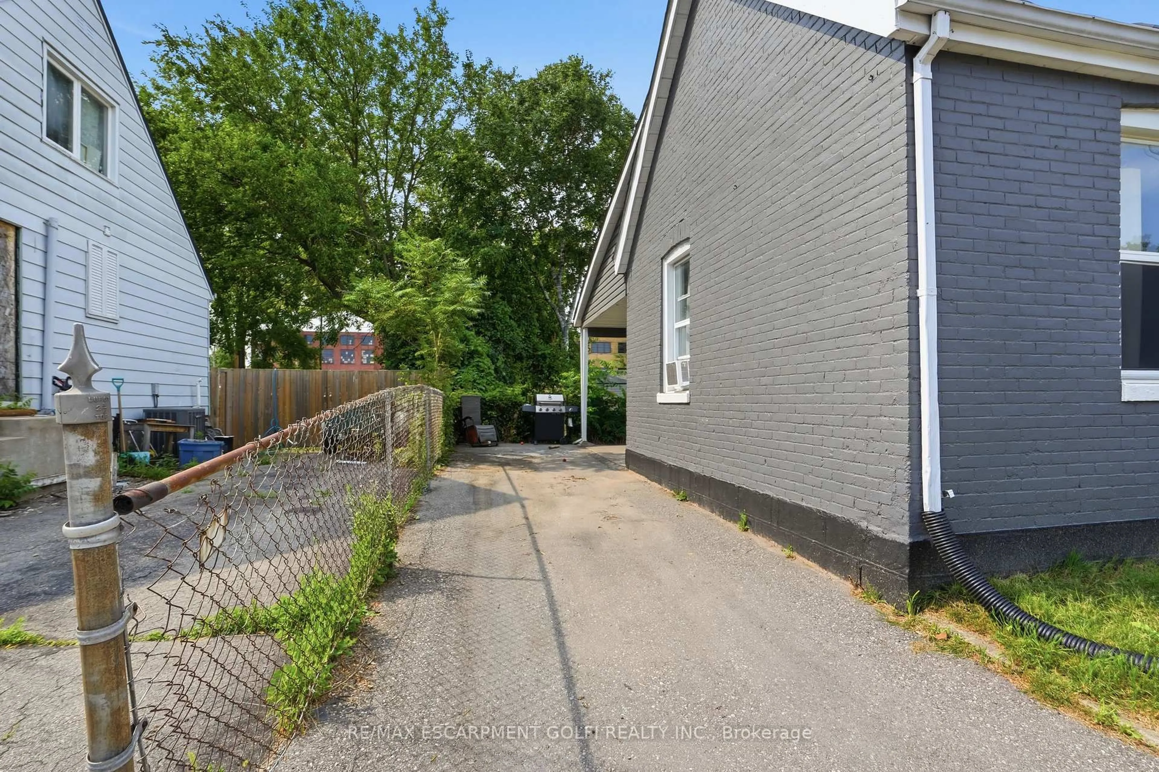 A pic from outside/outdoor area/front of a property/back of a property/a pic from drone, street for 101 Sarah St, Brantford Ontario N3S 3A4