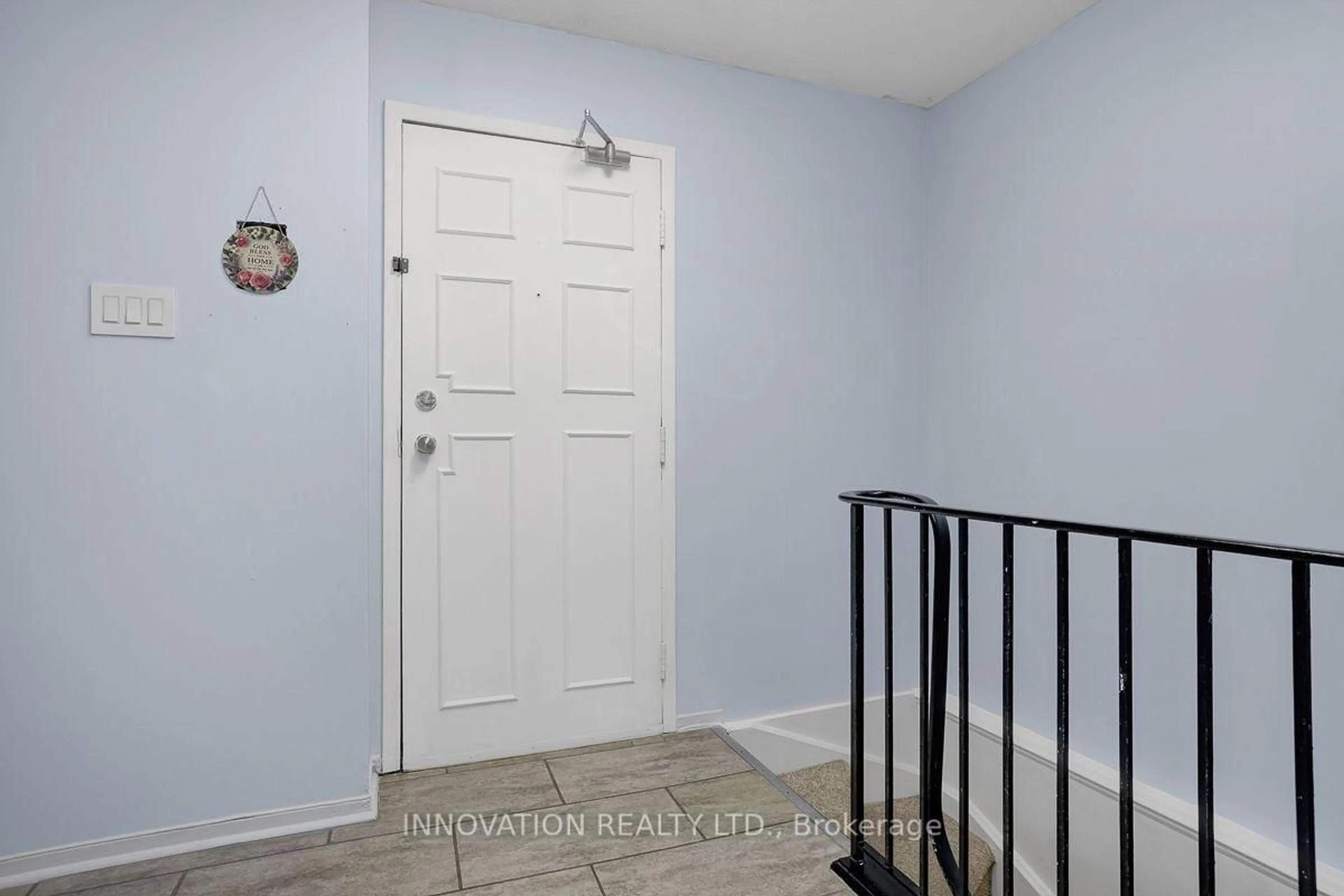 Indoor entryway for 120 Fenerty Cres #2, Ottawa Ontario K2L 3A7
