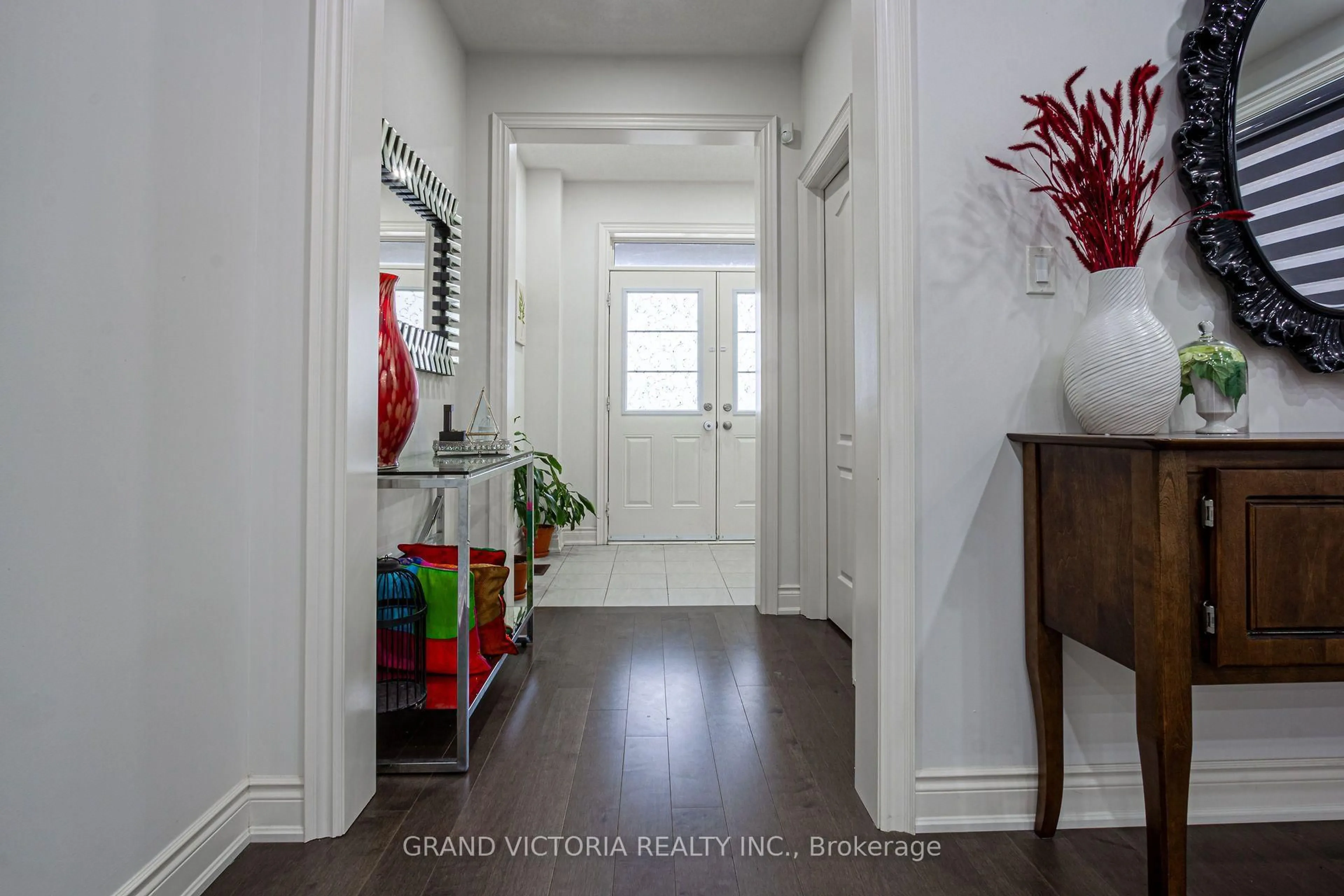 Indoor entryway for 327 Humphrey St, Hamilton Ontario L8B 1X5