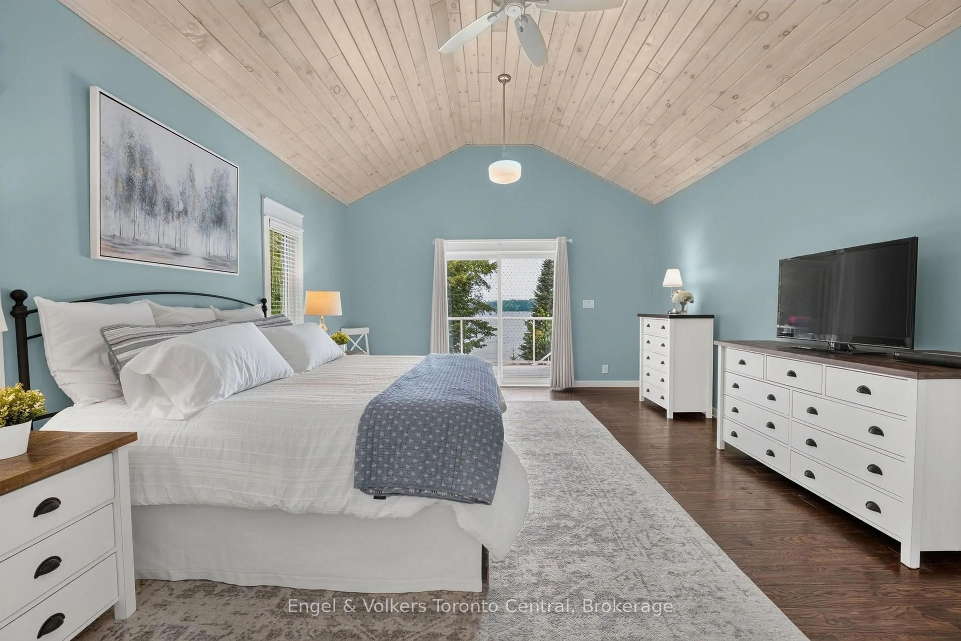 Bedroom with bed, unknown for 1076 Healey Lake Rd, Bracebridge Ontario P1L 1X3