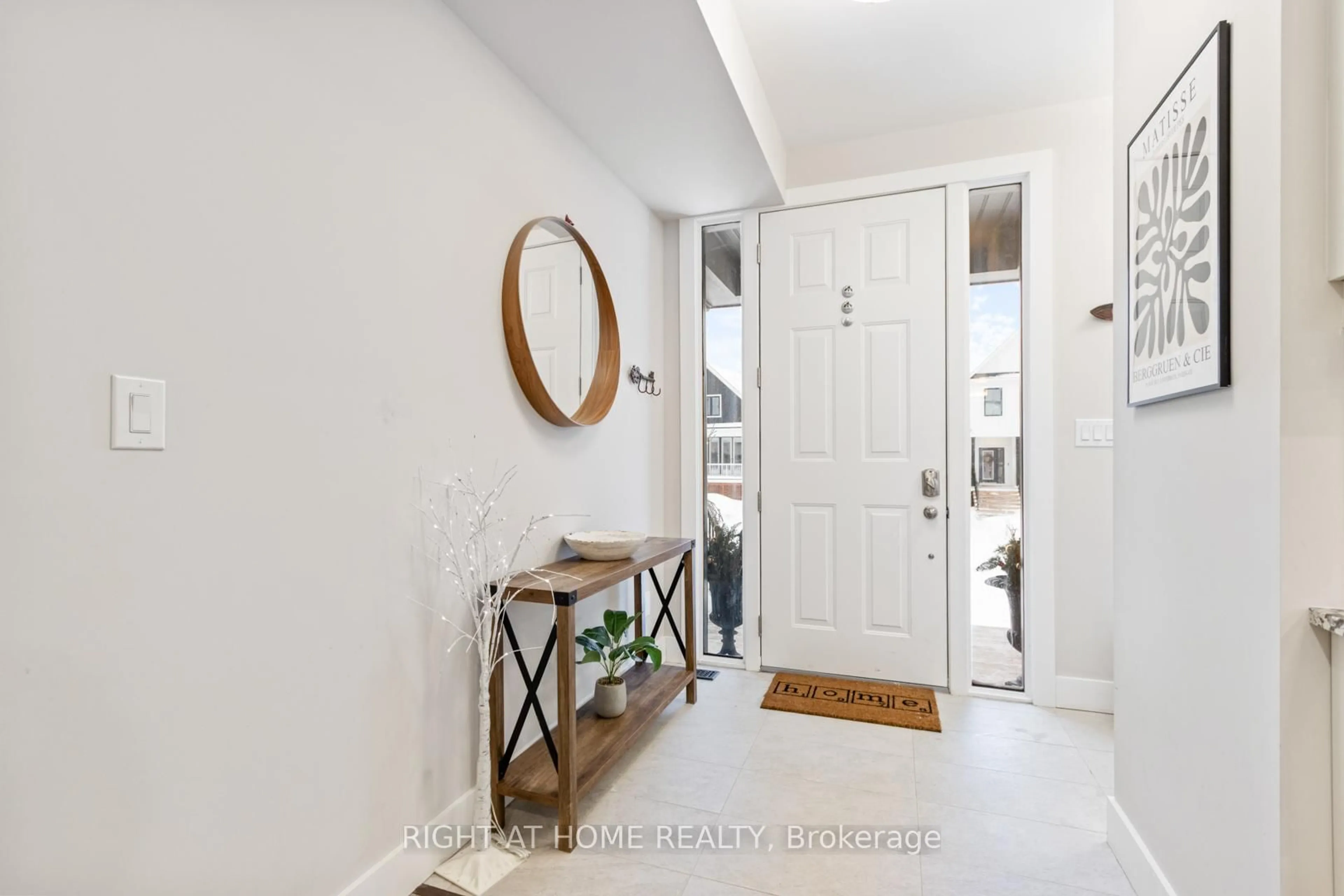 Indoor entryway for 157 Courtland St, Blue Mountains Ontario L9Y 5L7