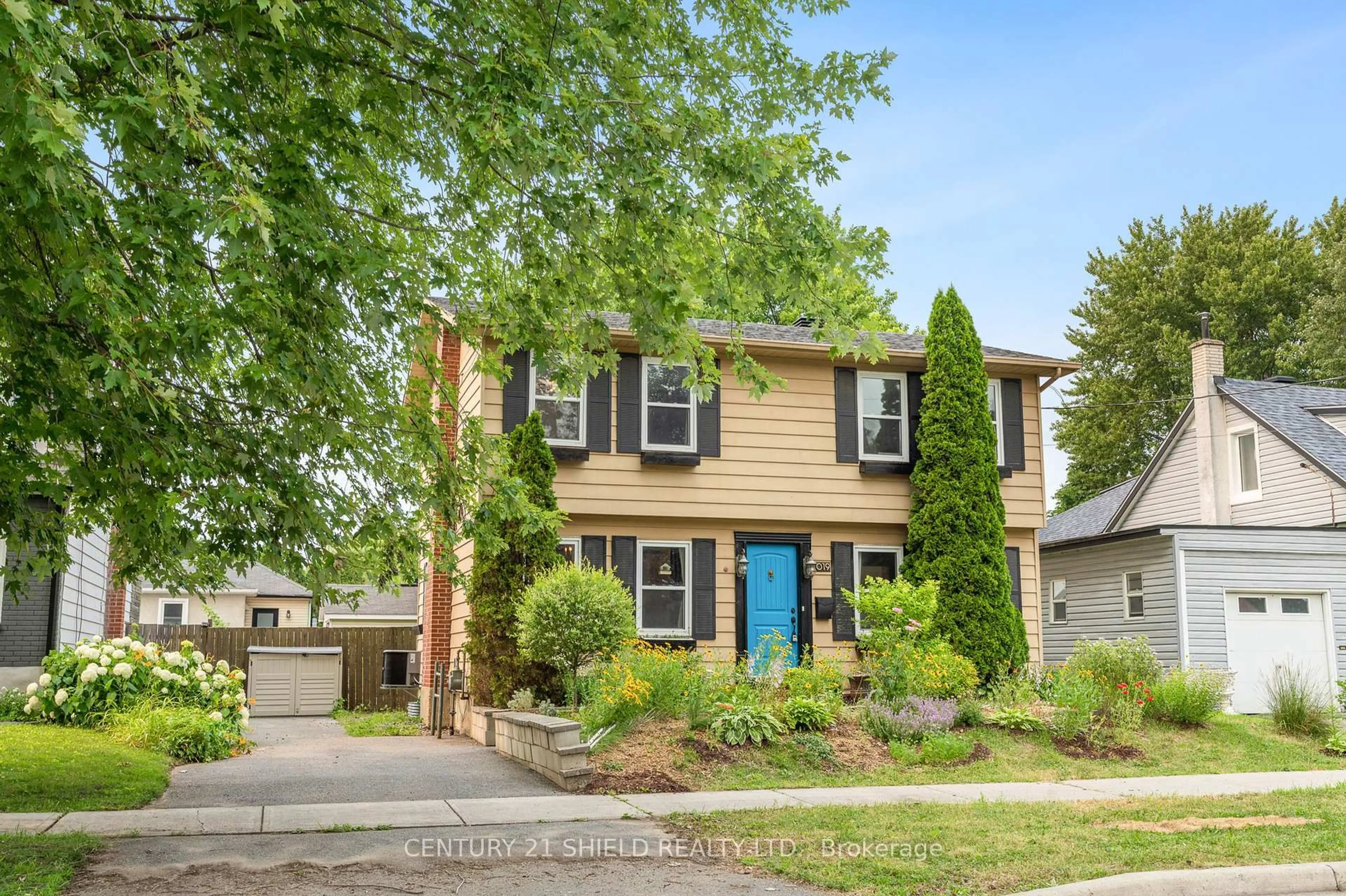 Home with vinyl exterior material, street for 1019 OSBORNE Ave, Cornwall Ontario K6J 1K8