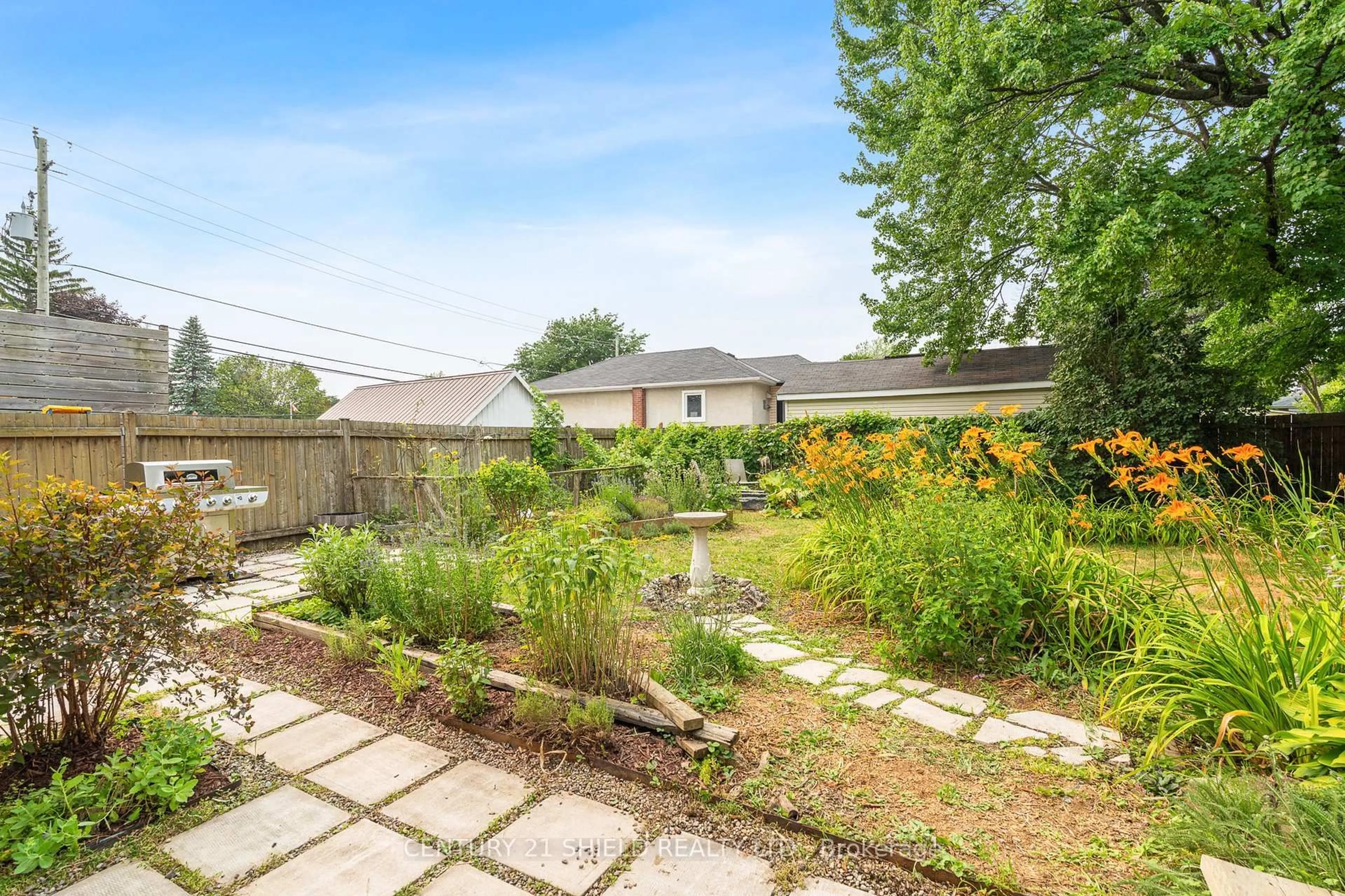 A pic from outside/outdoor area/front of a property/back of a property/a pic from drone, street for 1019 OSBORNE Ave, Cornwall Ontario K6J 1K8