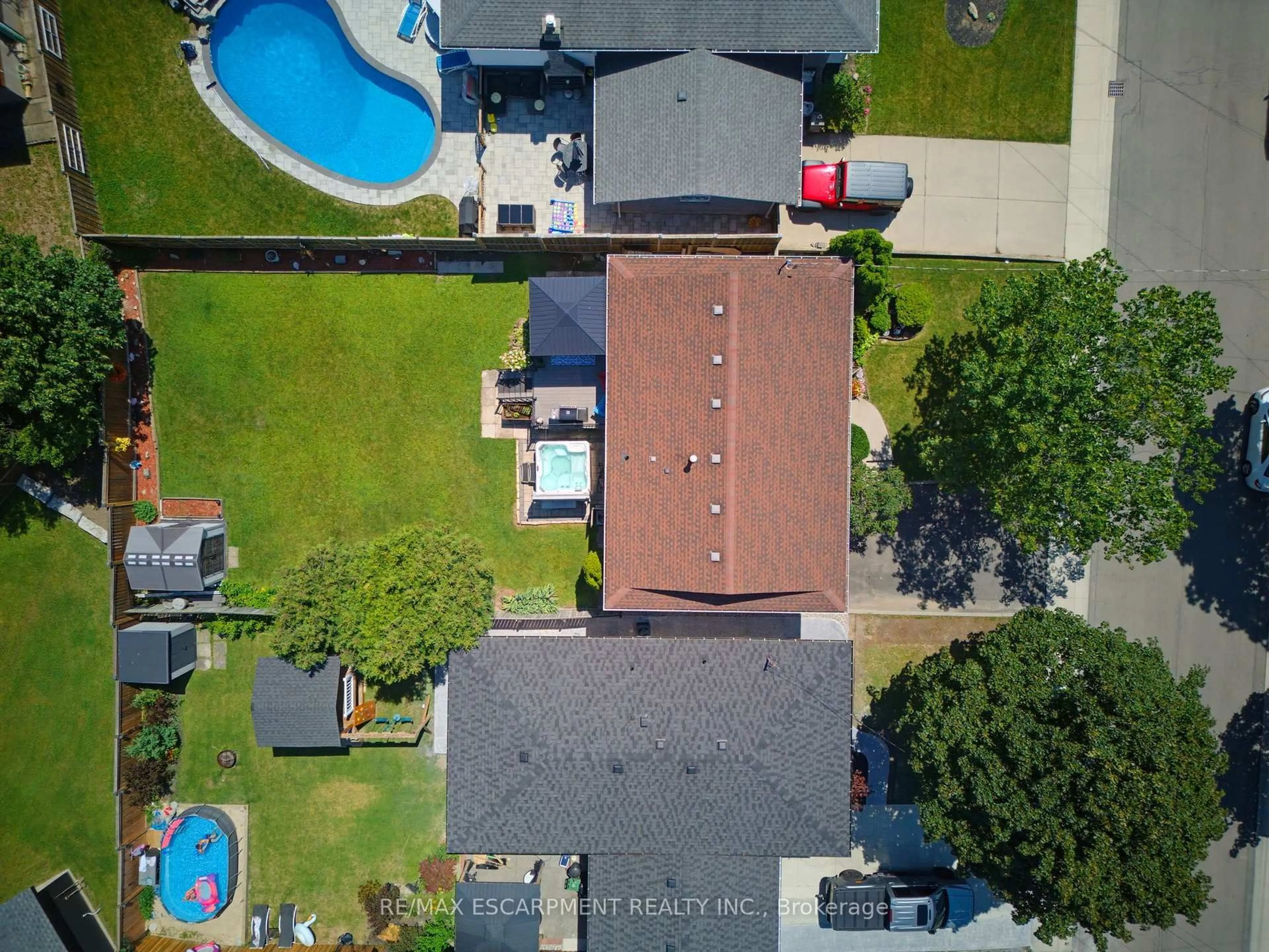 A pic from outside/outdoor area/front of a property/back of a property/a pic from drone, street for 164 Hanover Pl, Hamilton Ontario L8K 5X6