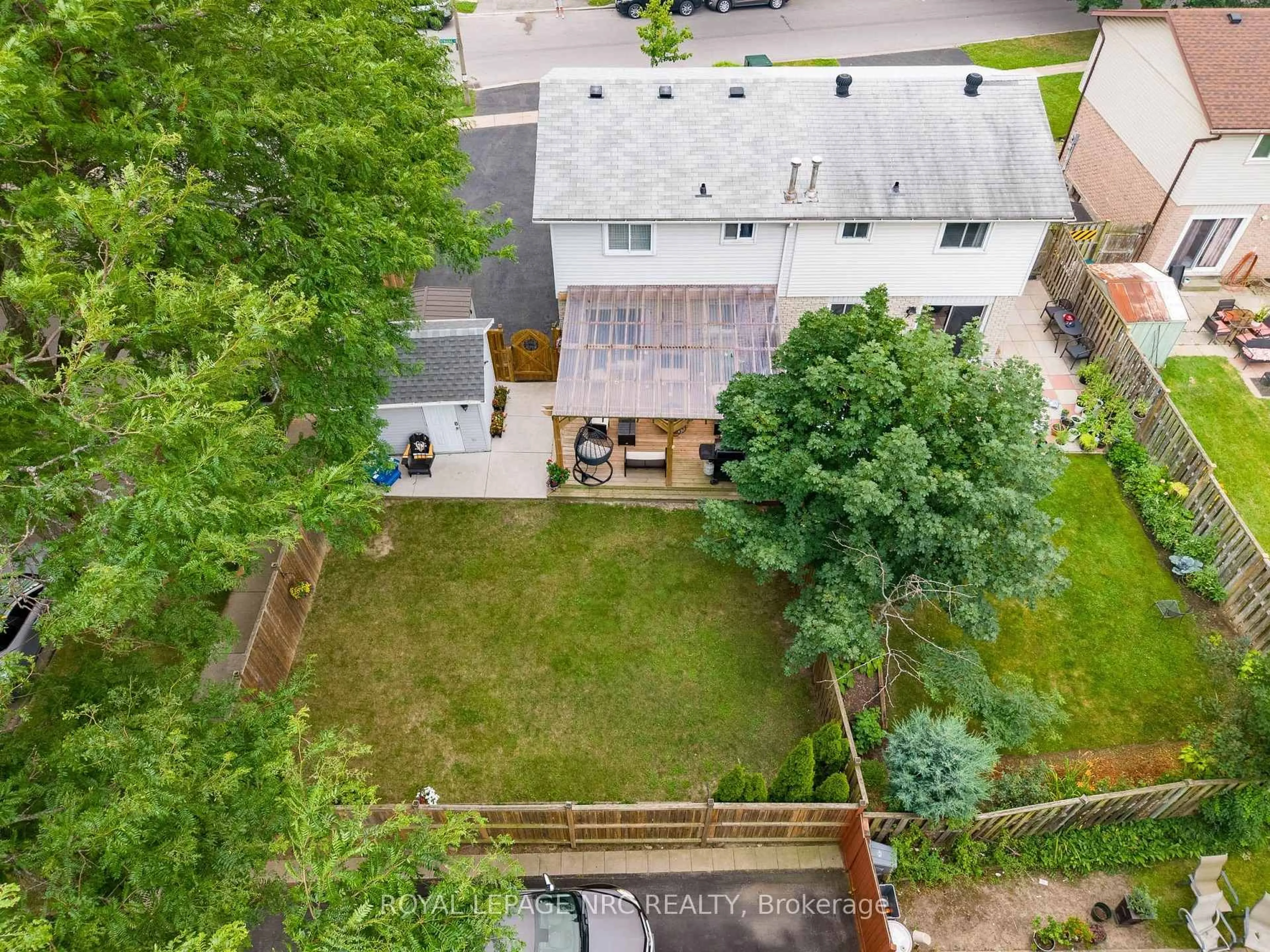 A pic from outside/outdoor area/front of a property/back of a property/a pic from drone, city buildings view from balcony for 105 Ventura Dr, St. Catharines Ontario L2R 7H3
