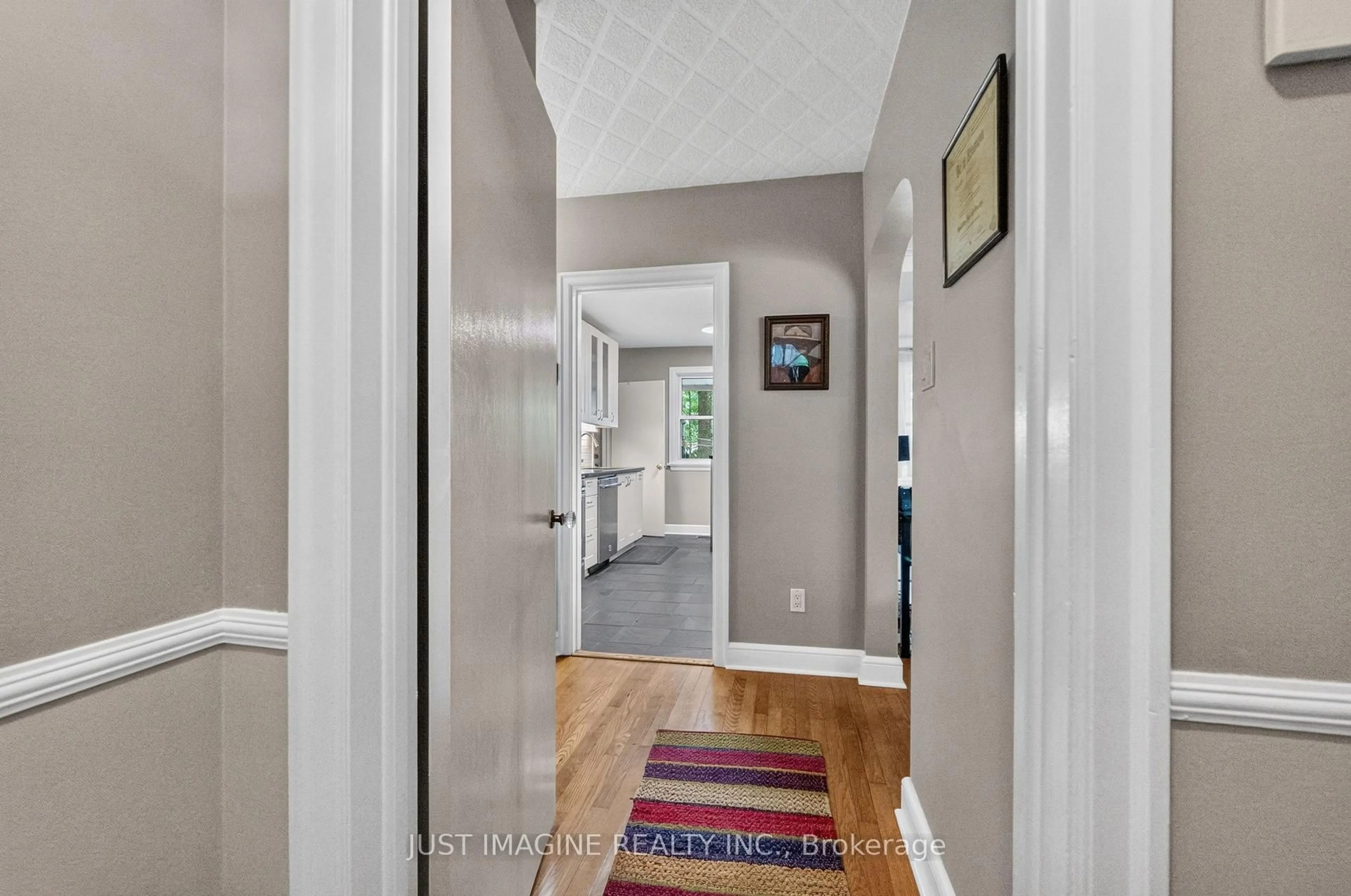 Indoor entryway for 2124 Knightsbridge Rd, Ottawa Ontario K2A 0R2