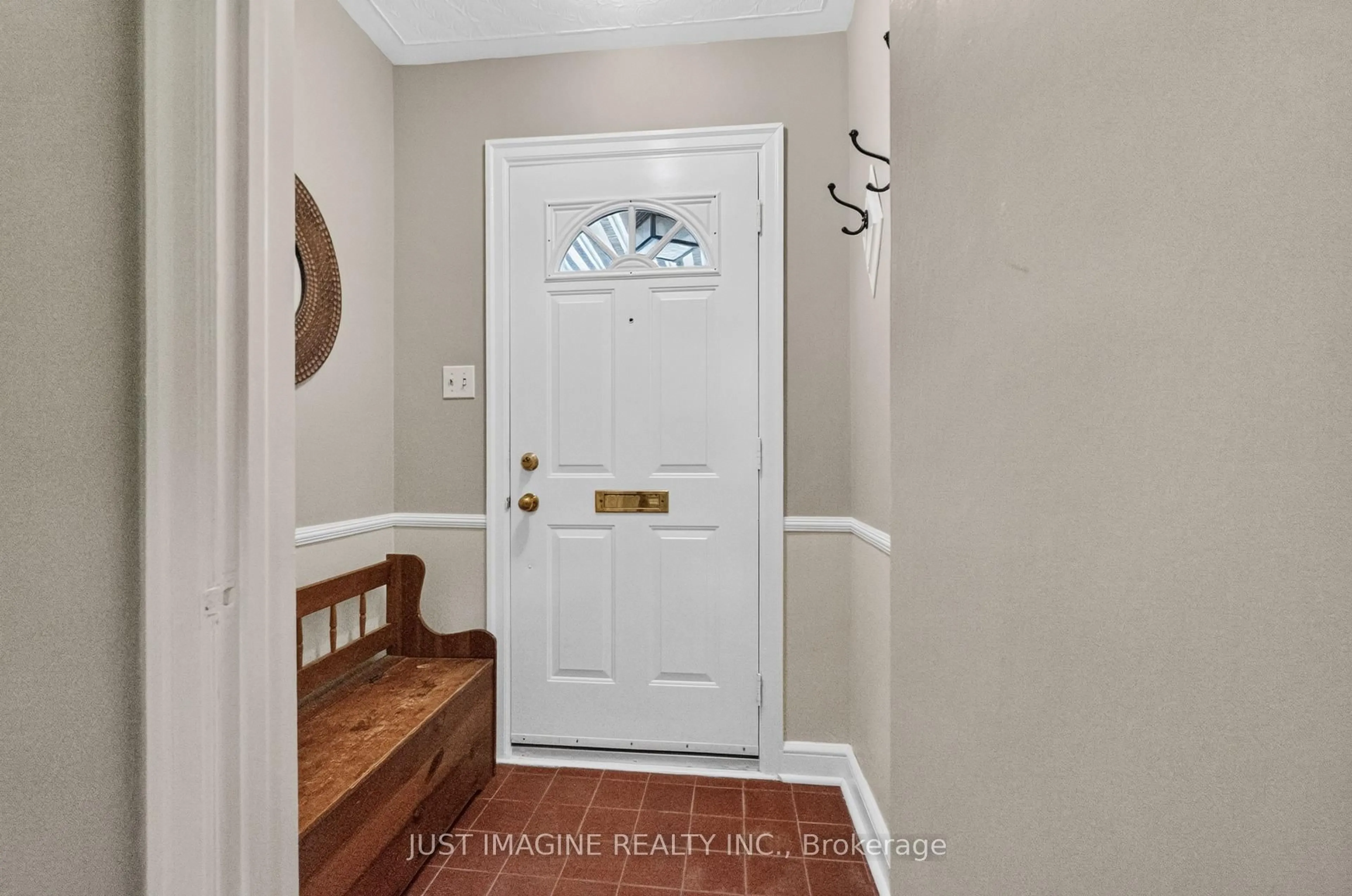 Indoor entryway for 2124 Knightsbridge Rd, Ottawa Ontario K2A 0R2