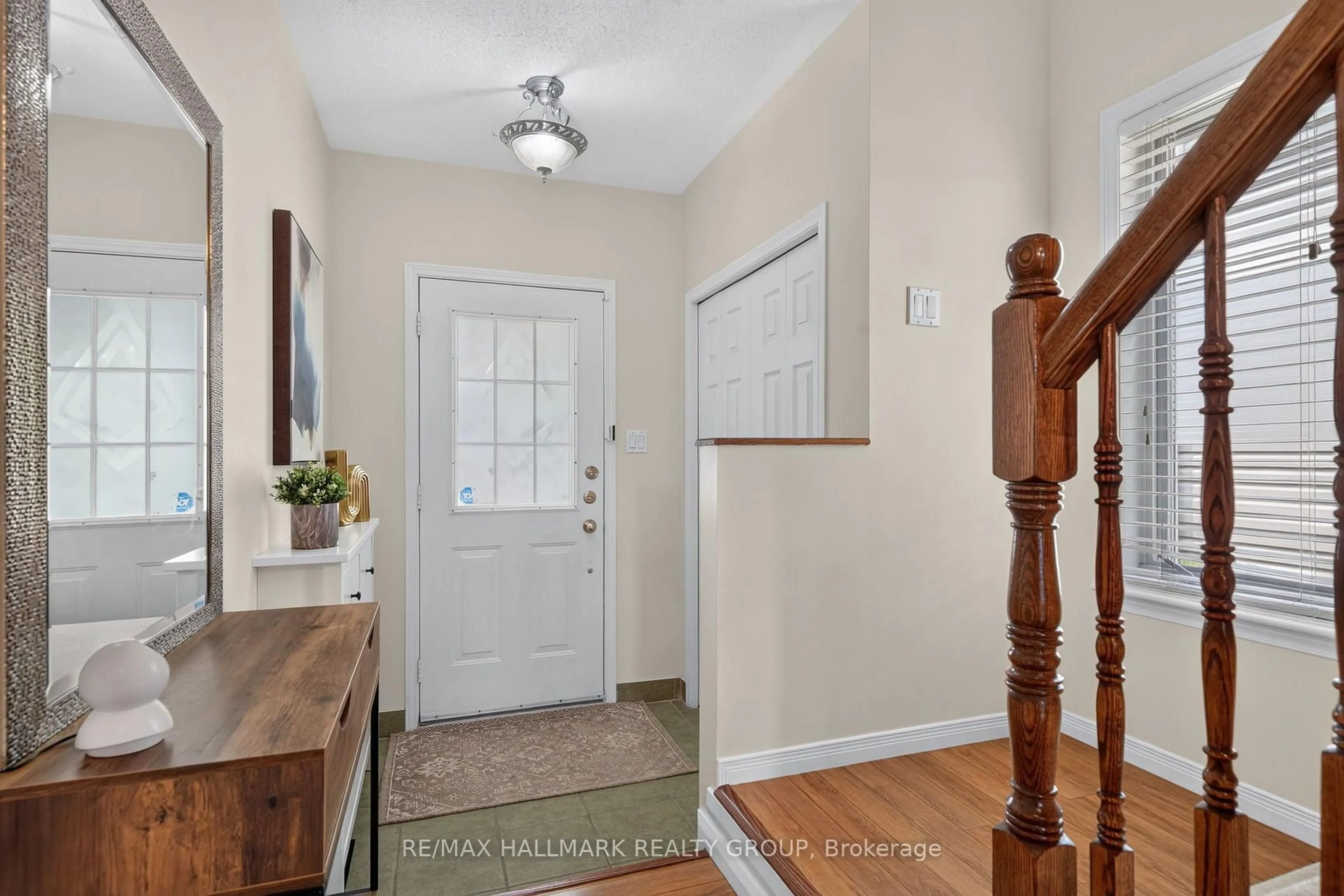 Indoor entryway for 63 Palmadeo Dr, Ottawa Ontario K2J 4Z3